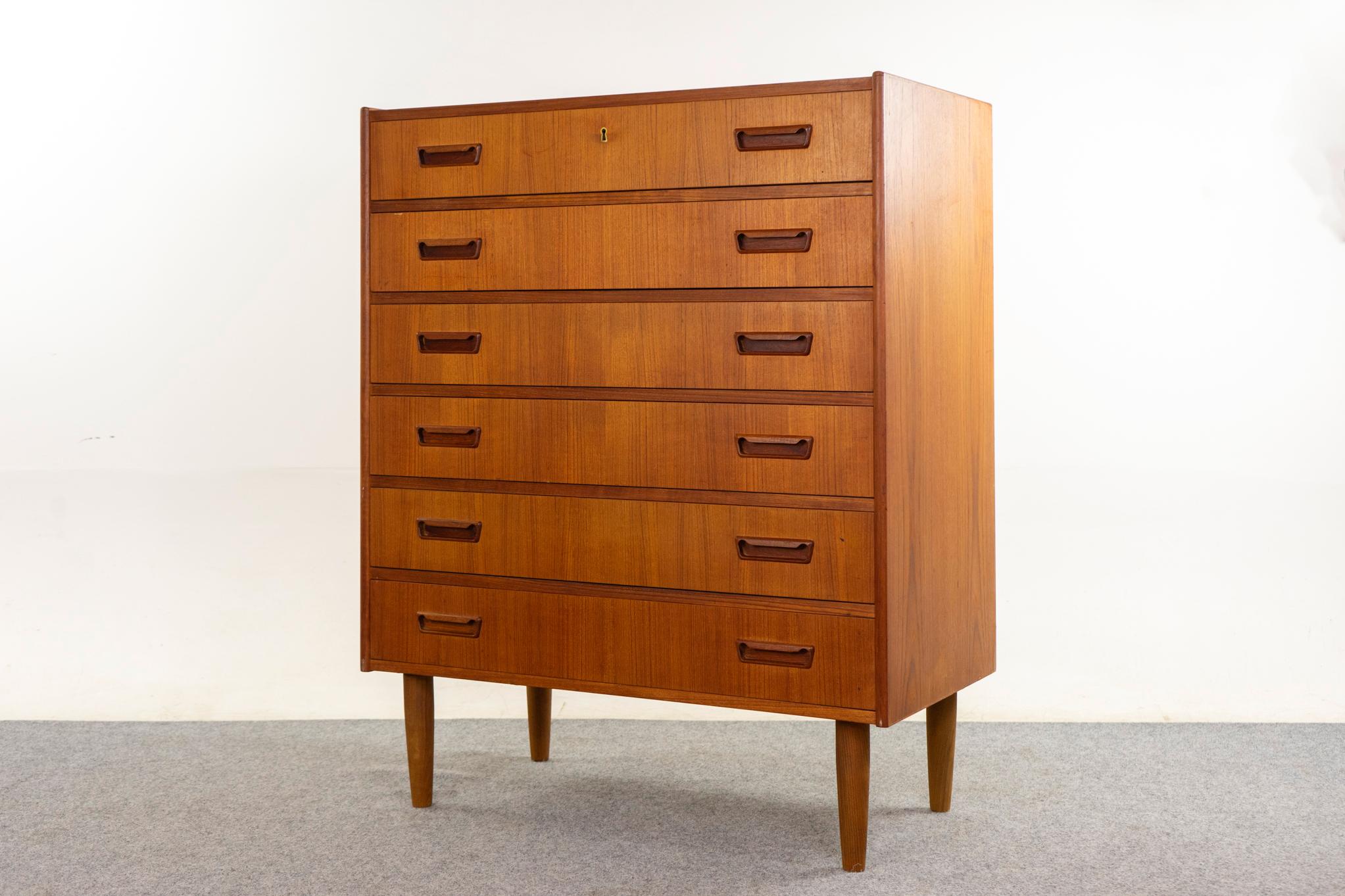 Milieu du XXe siècle Commode haute danoise en teck, moderne du milieu du siècle dernier en vente