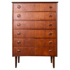 Cómoda danesa Highboy de teca moderna de mediados de siglo