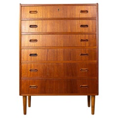 Cómoda danesa Highboy de teca moderna de mediados de siglo