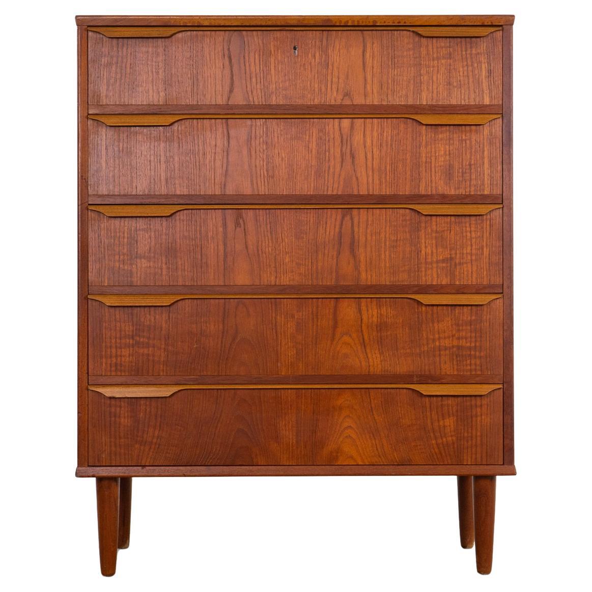 Comò Highboy danese in teak della metà del secolo scorso