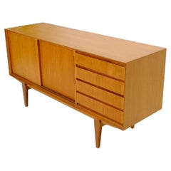 Credenza danesa moderna de mediados de siglo de teca baja con 4 cajones y puertas correderas