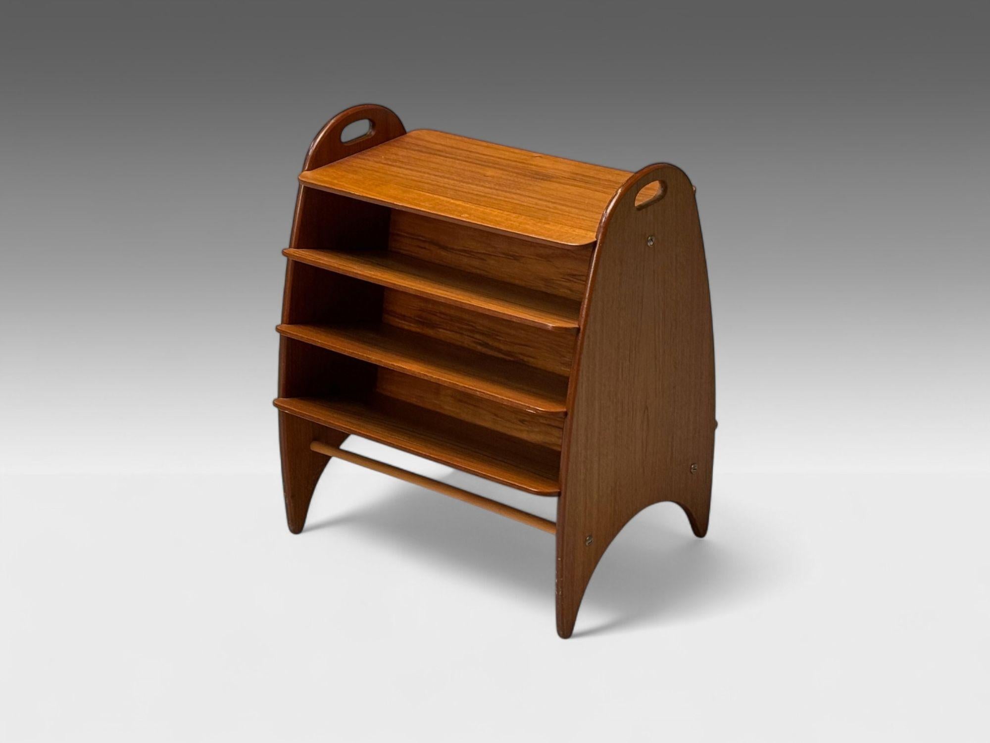Portariviste danese di metà secolo, teak, Danimarca, anni '50

Un portariviste o un mobile organizzativo in teak progettato e prodotto in Danimarca da un produttore sconosciuto, intorno agli anni '50.

Teak, Danimarca, 1950 ca.

Altezza: 24 pollici,