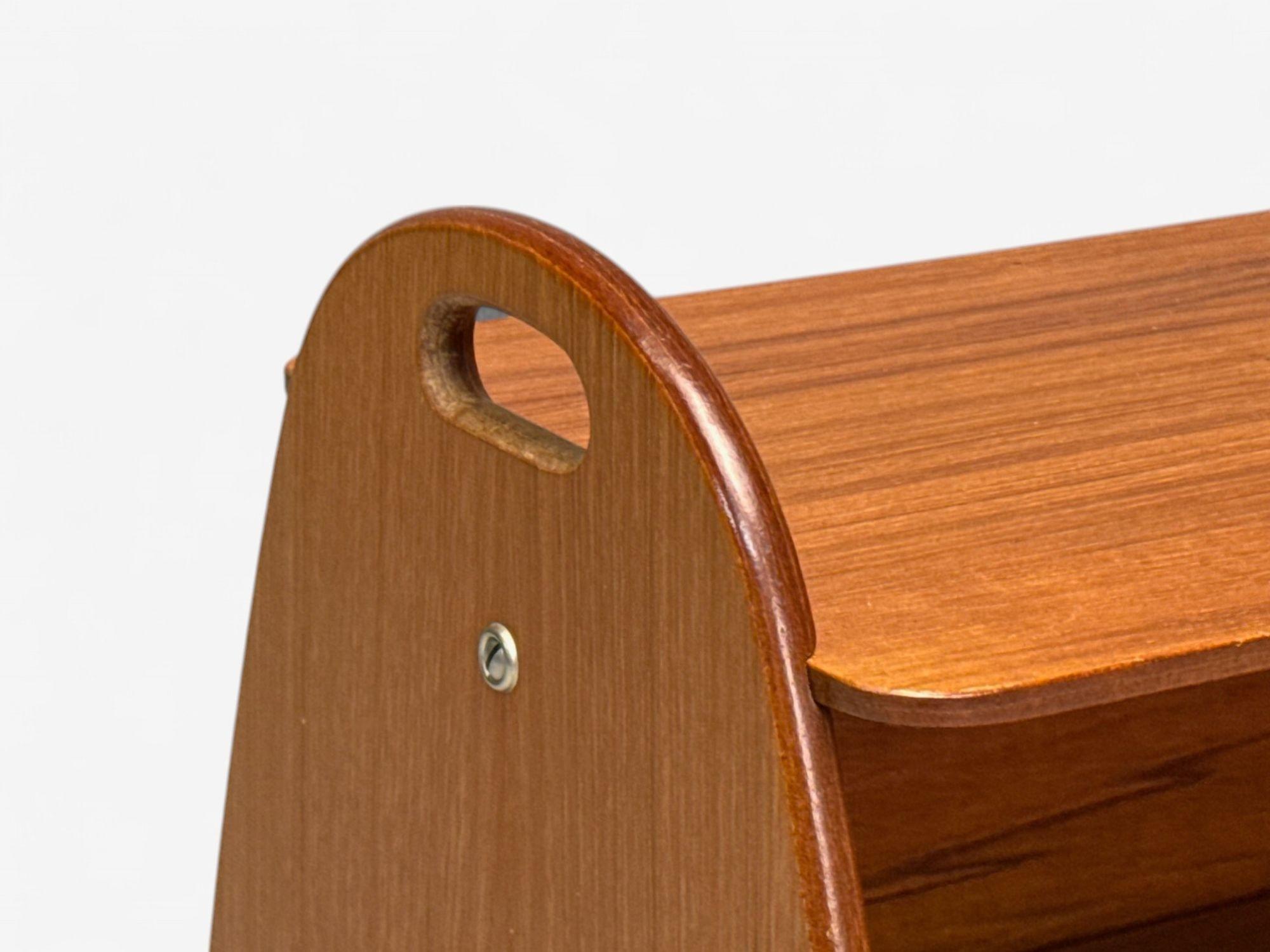 Portariviste danese di metà secolo, teak, Danimarca, anni '50 In condizioni buone in vendita a Manhasset, NY