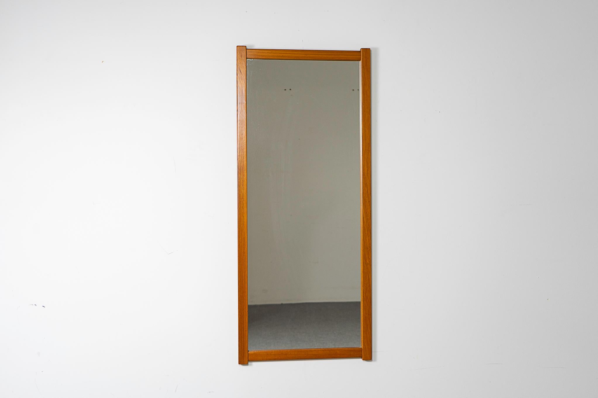 Spiegel aus Teakholz aus der Mitte des Jahrhunderts, circa 1960er Jahre. Die perfekte Ergänzung für jedes Interieur, besonders in kleinen Wohnungen, Eigentumswohnungen und Lofts, wo der Platz knapp sein kann.