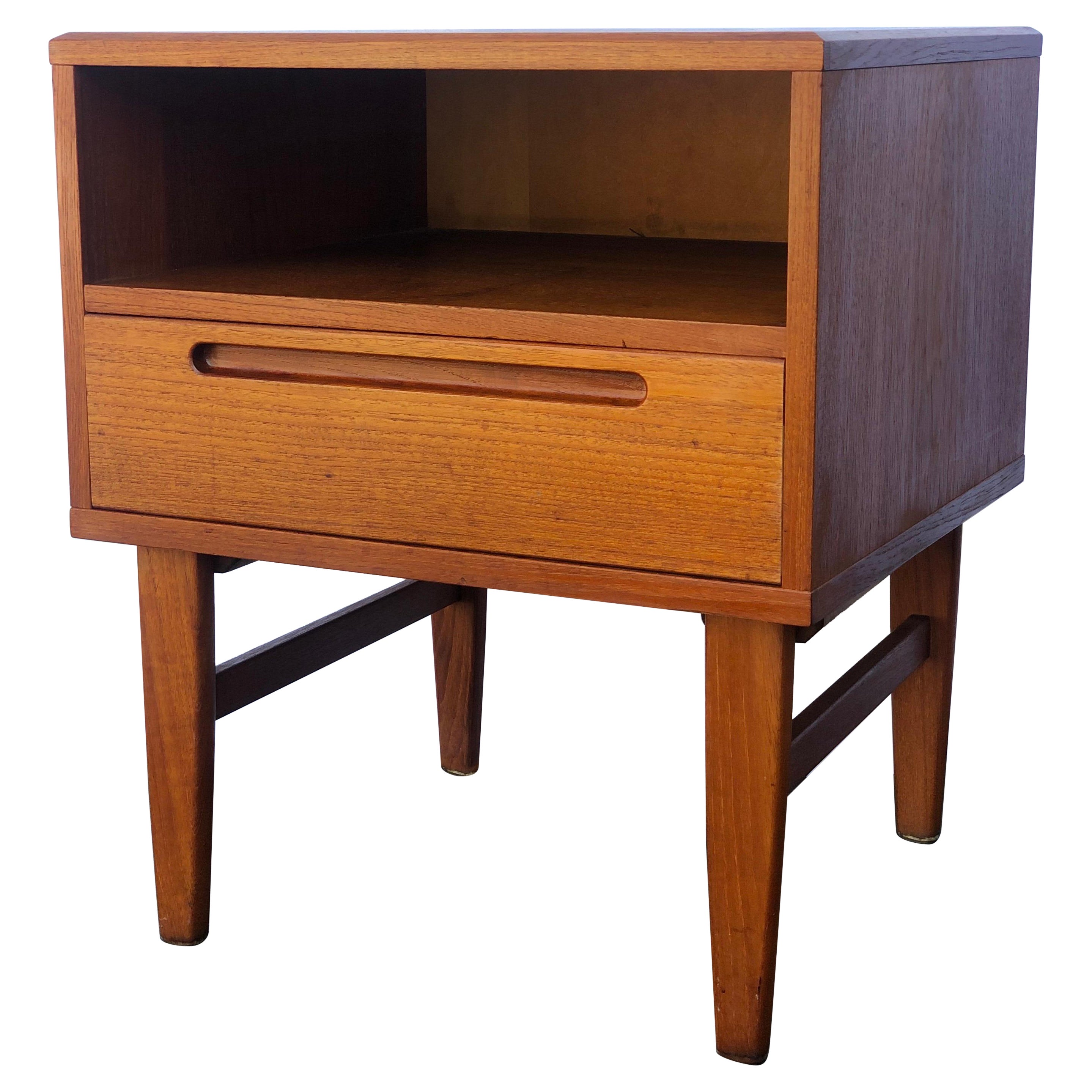 Tavolino da notte danese in teak moderno di metà secolo