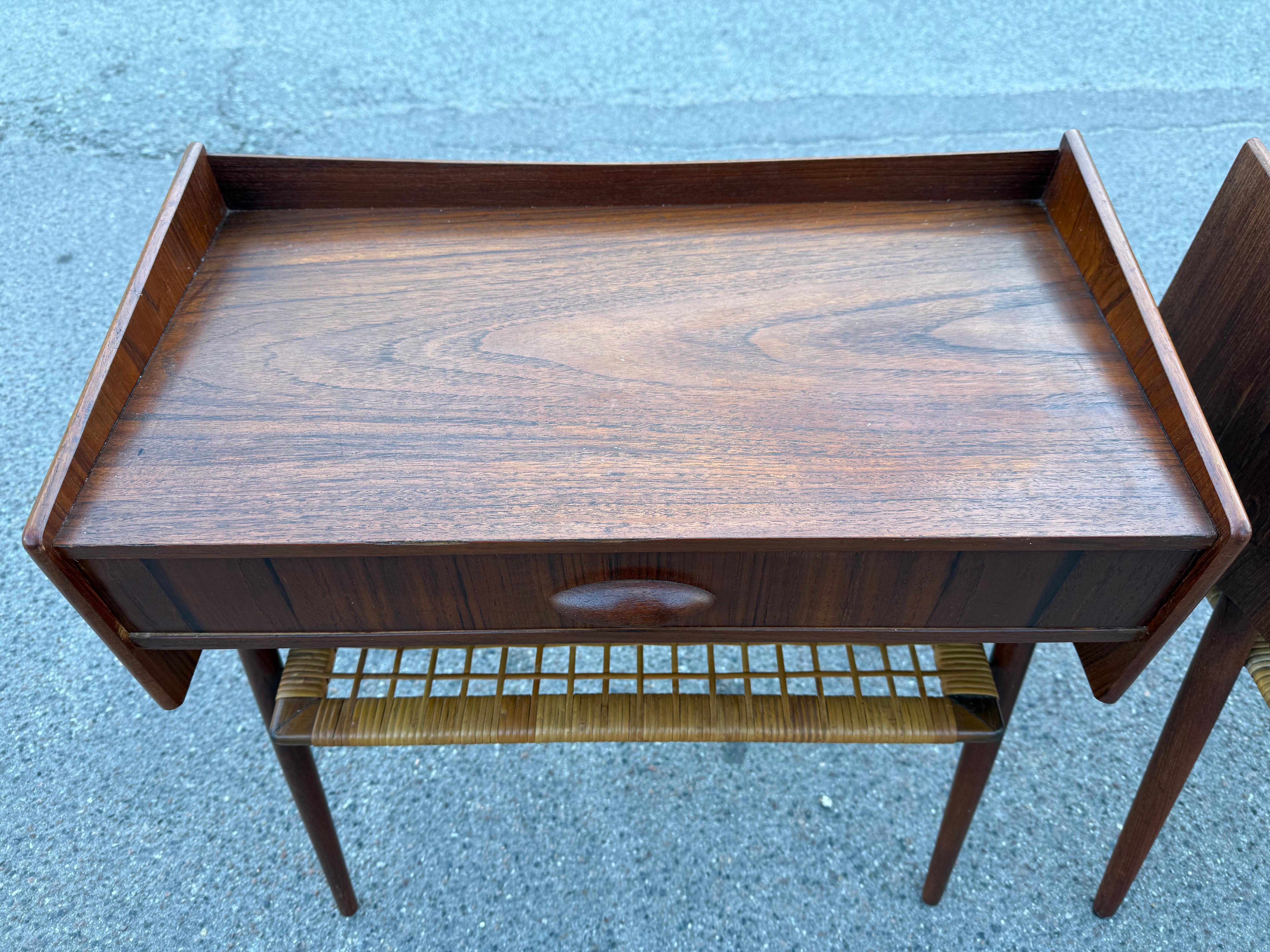 Dänische Nachttische aus Teakholz aus der Mitte des Jahrhunderts mit Ablagen aus Rattan im Angebot 7