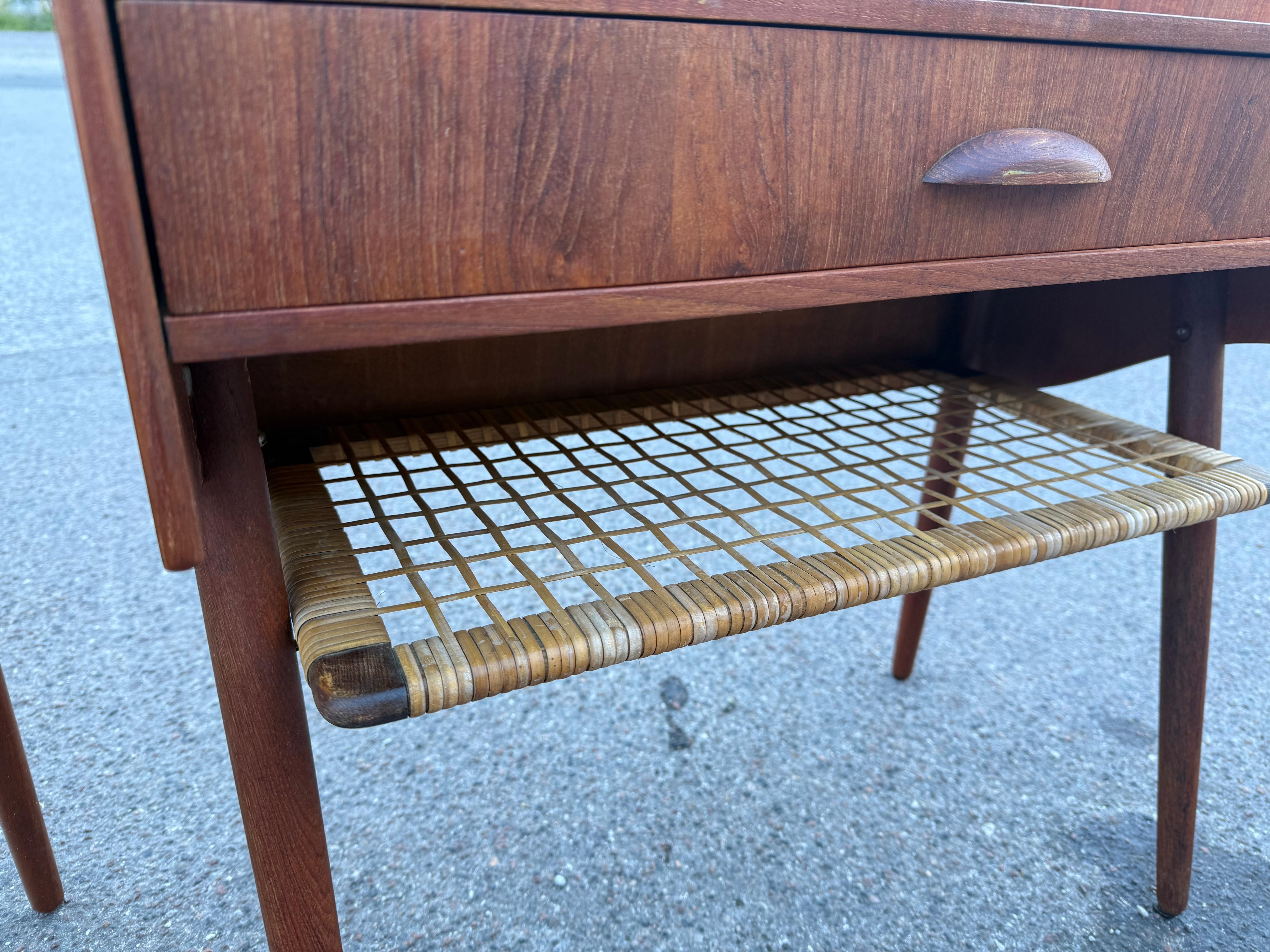 Dänische Nachttische aus Teakholz aus der Mitte des Jahrhunderts mit Ablagen aus Rattan im Angebot 8