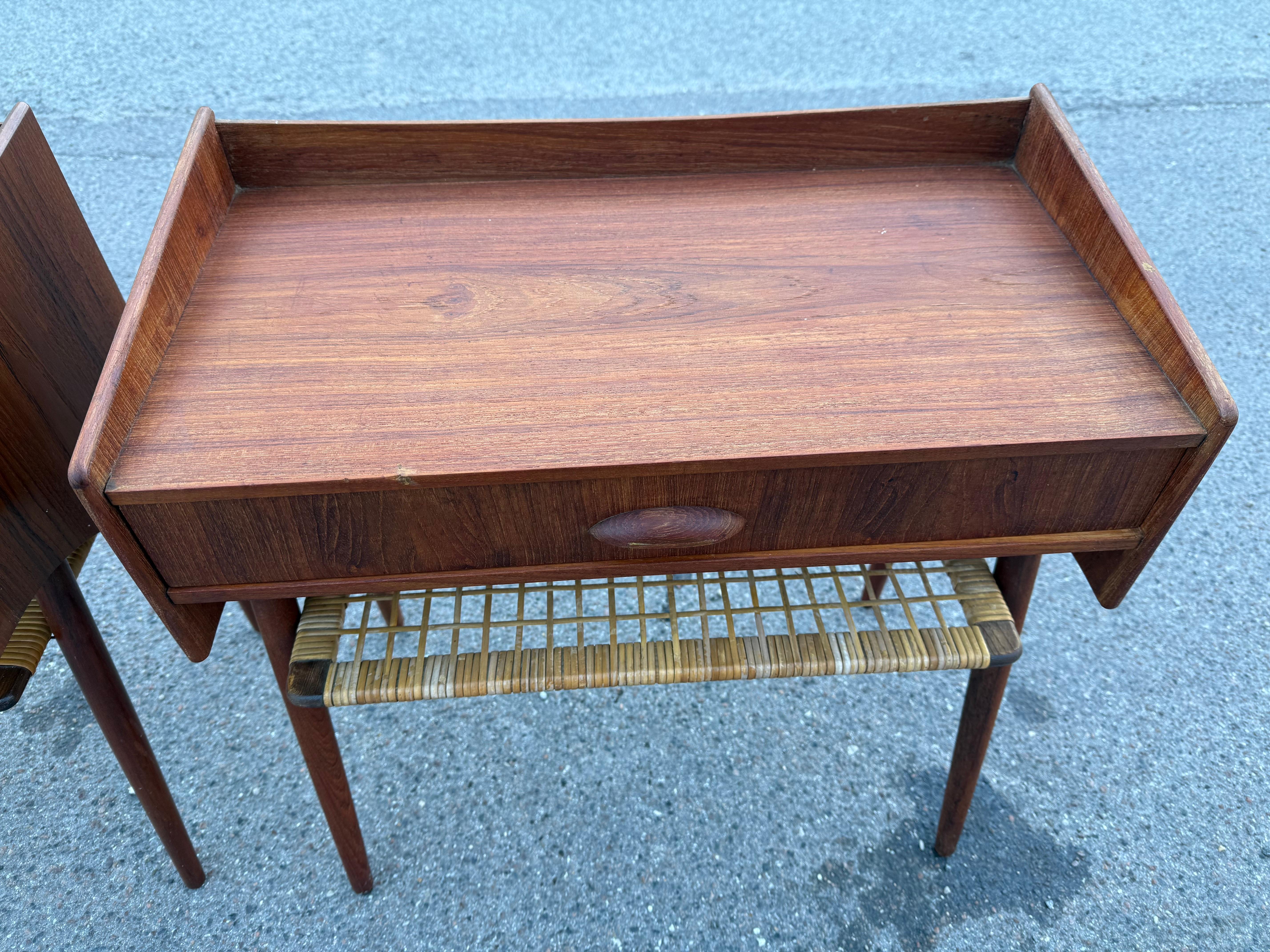 Dänische Nachttische aus Teakholz aus der Mitte des Jahrhunderts mit Ablagen aus Rattan im Angebot 9