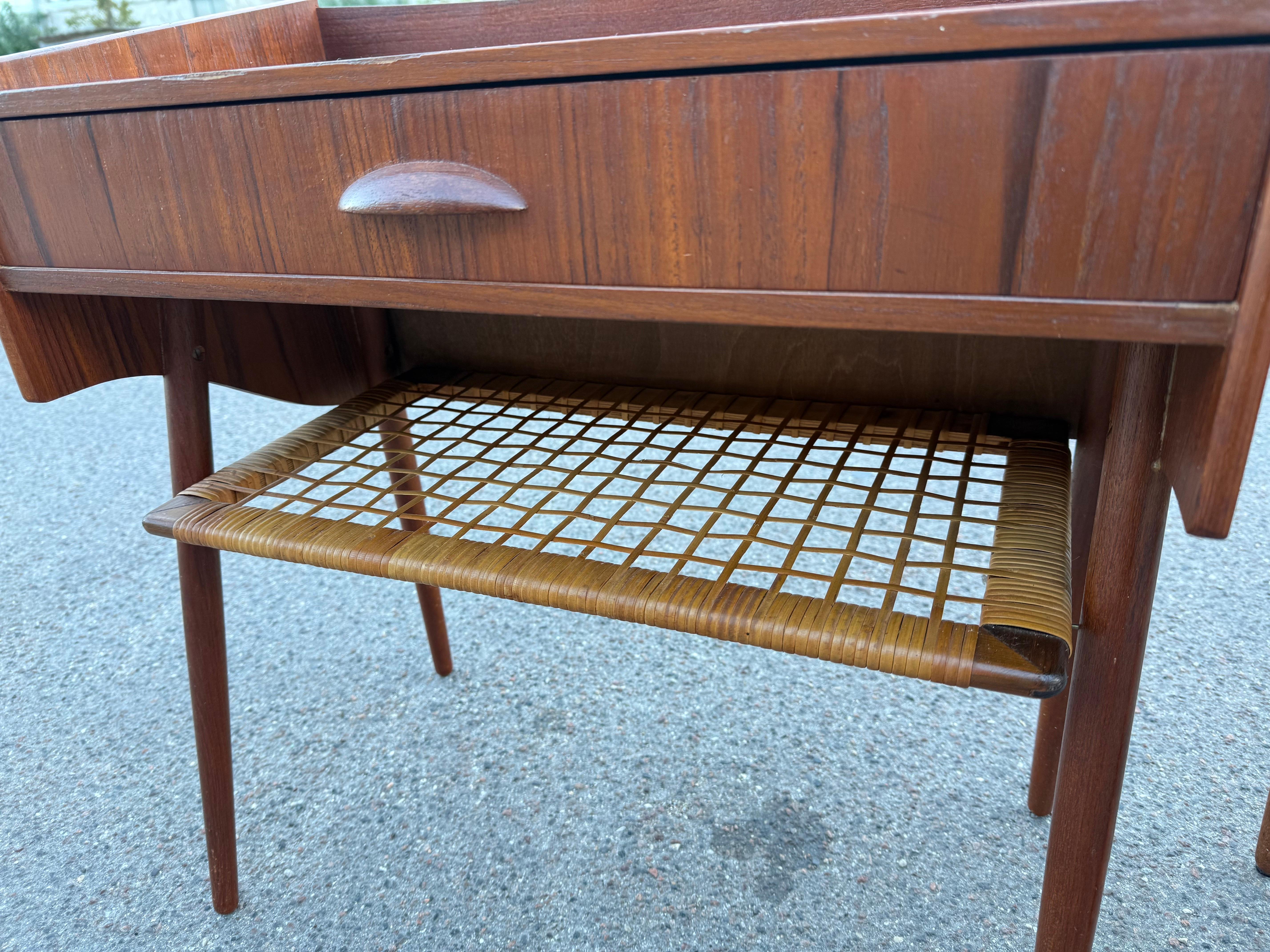 Dänische Nachttische aus Teakholz aus der Mitte des Jahrhunderts mit Ablagen aus Rattan (Moderne der Mitte des Jahrhunderts) im Angebot