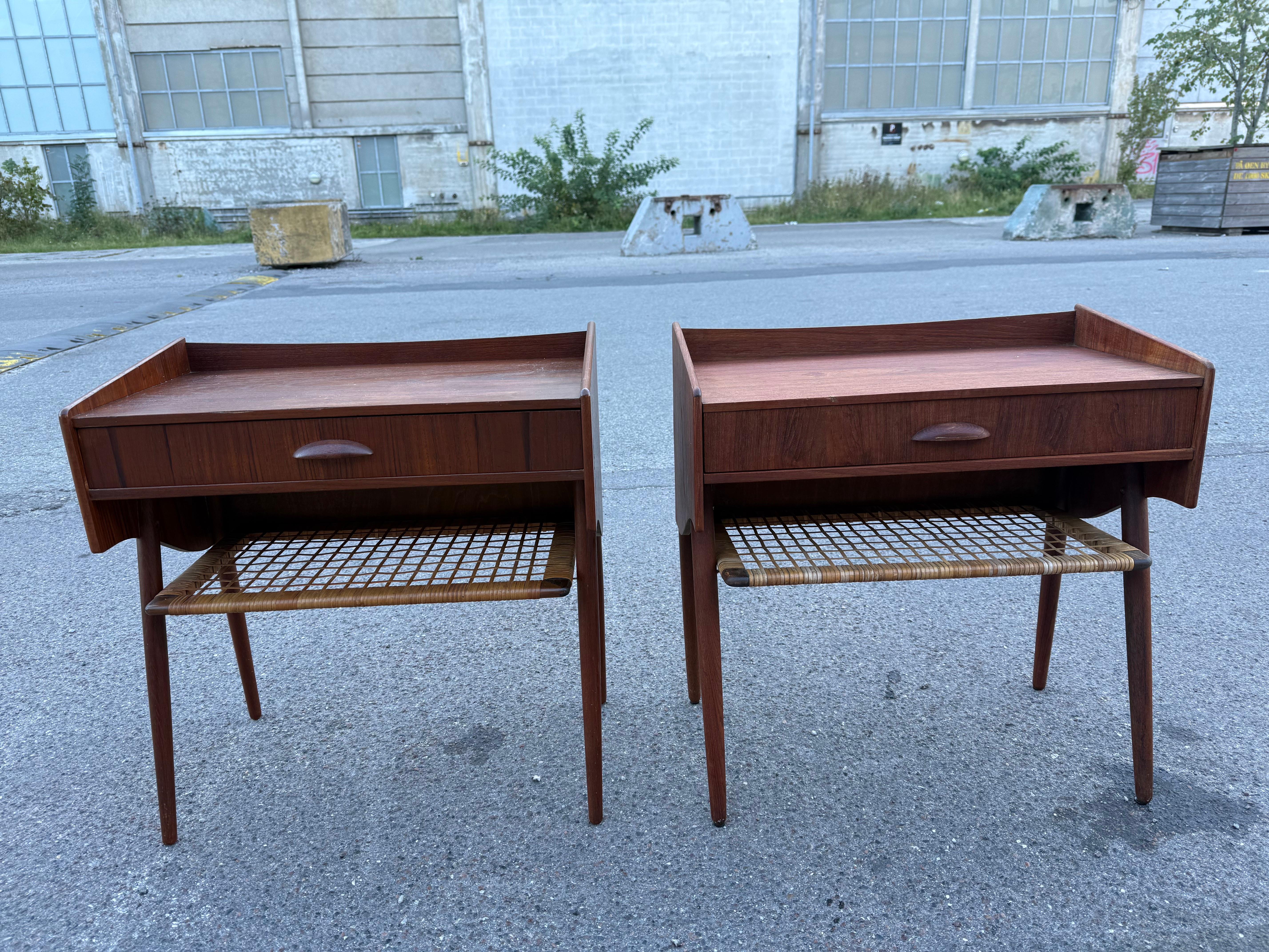 Dänische Nachttische aus Teakholz aus der Mitte des Jahrhunderts mit Ablagen aus Rattan im Zustand „Gut“ im Angebot in Copenhagen, DK