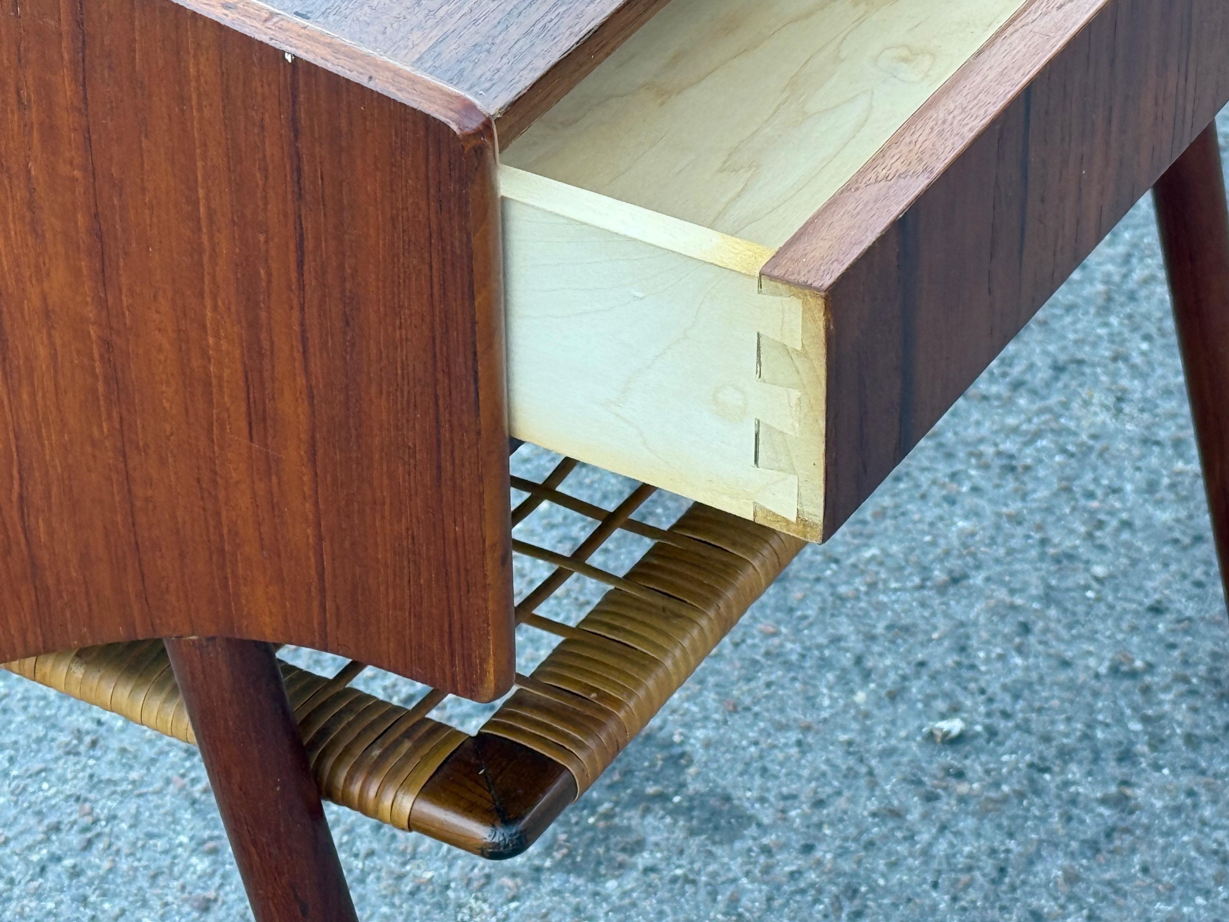 Dänische Nachttische aus Teakholz aus der Mitte des Jahrhunderts mit Ablagen aus Rattan im Angebot 2