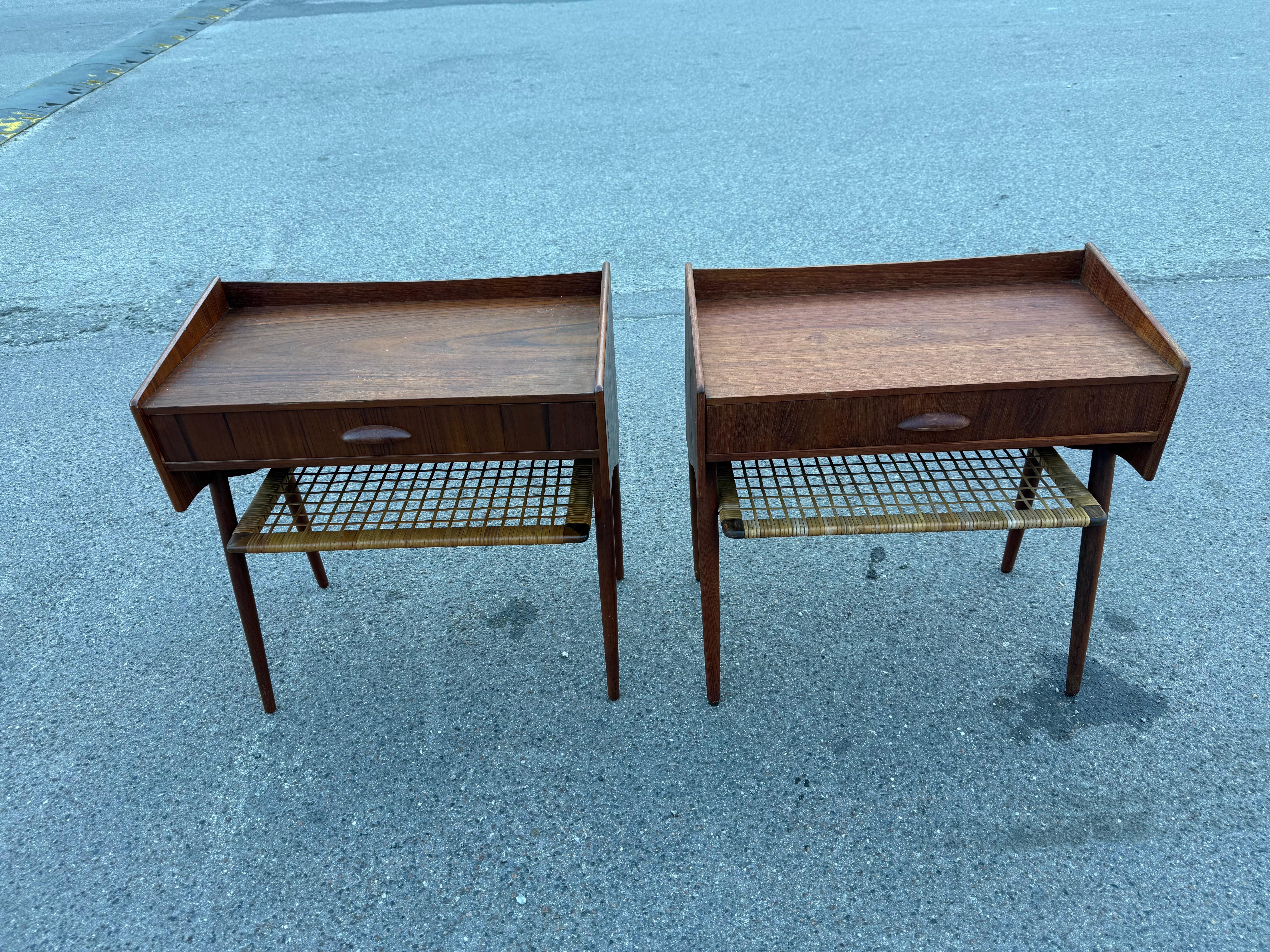 Dänische Nachttische aus Teakholz aus der Mitte des Jahrhunderts mit Ablagen aus Rattan im Angebot 3