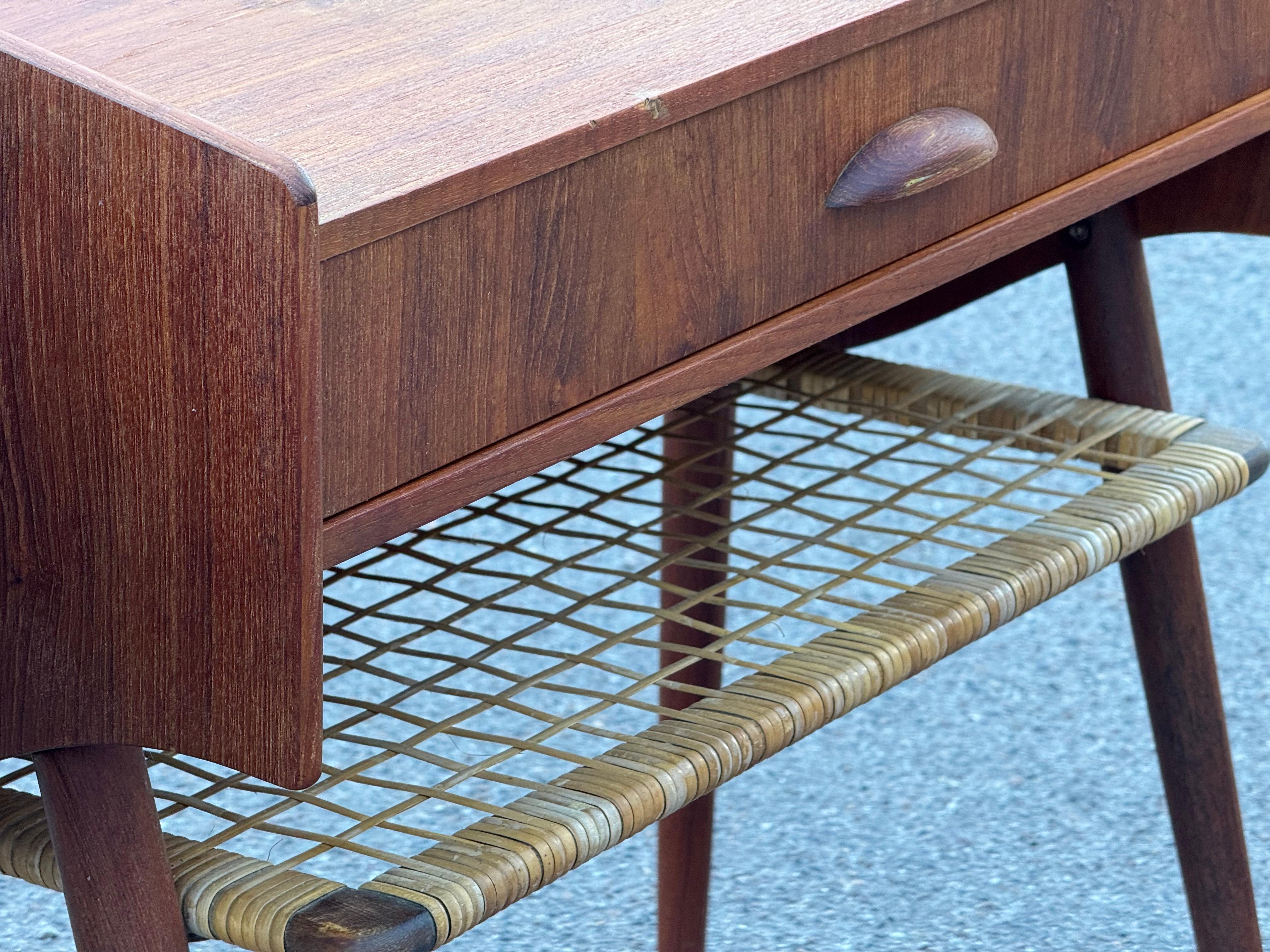 Dänische Nachttische aus Teakholz aus der Mitte des Jahrhunderts mit Ablagen aus Rattan im Angebot 4