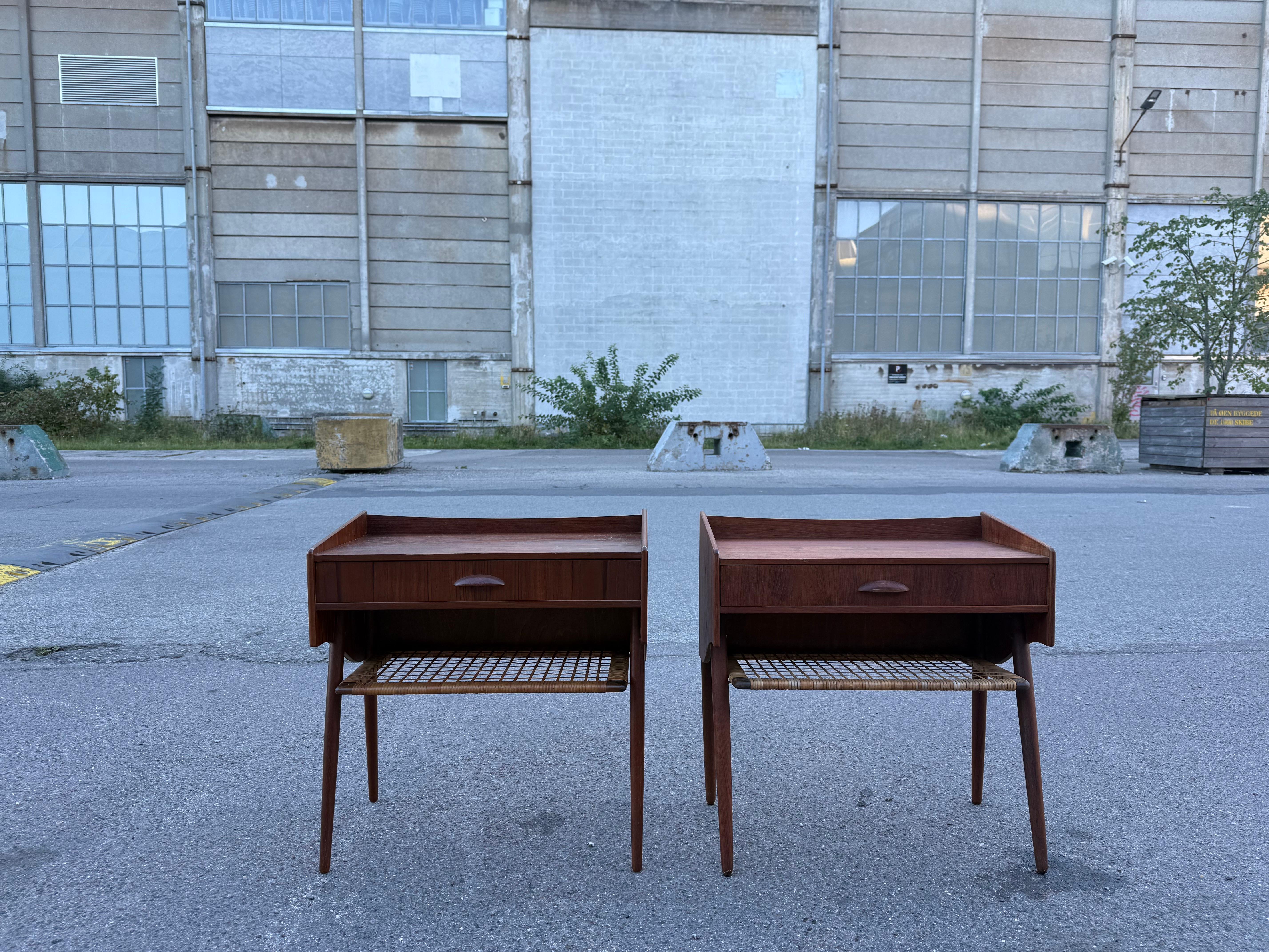 Dänische Nachttische aus Teakholz aus der Mitte des Jahrhunderts mit Ablagen aus Rattan im Angebot 5