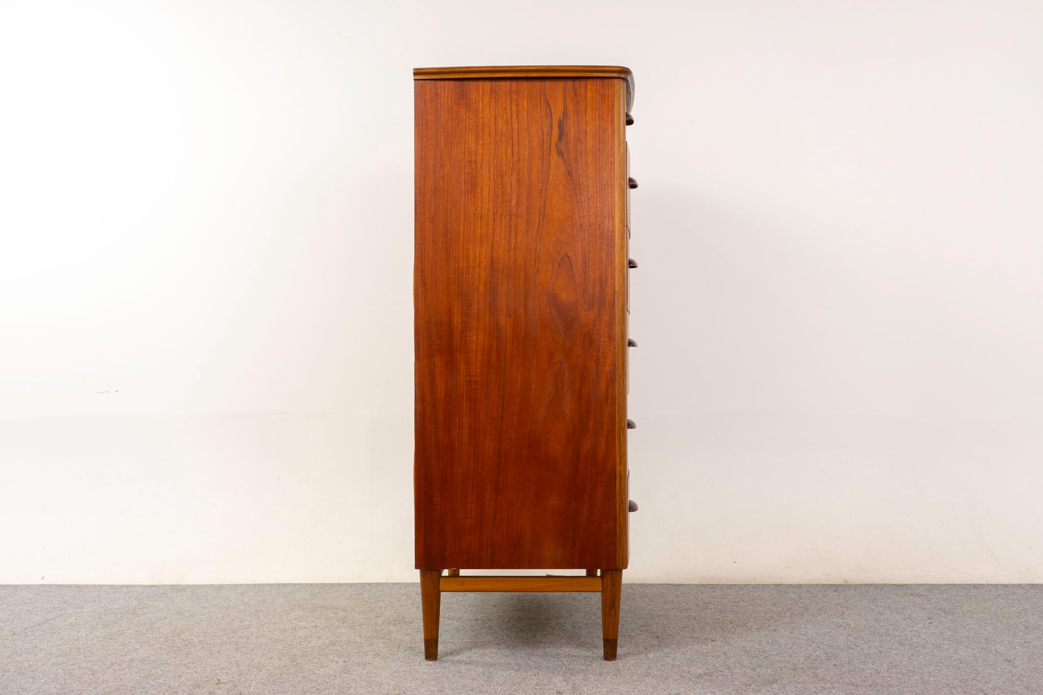 Dänische Mid-Century-Modern-Hochkommode aus Teakholz und Eiche 4