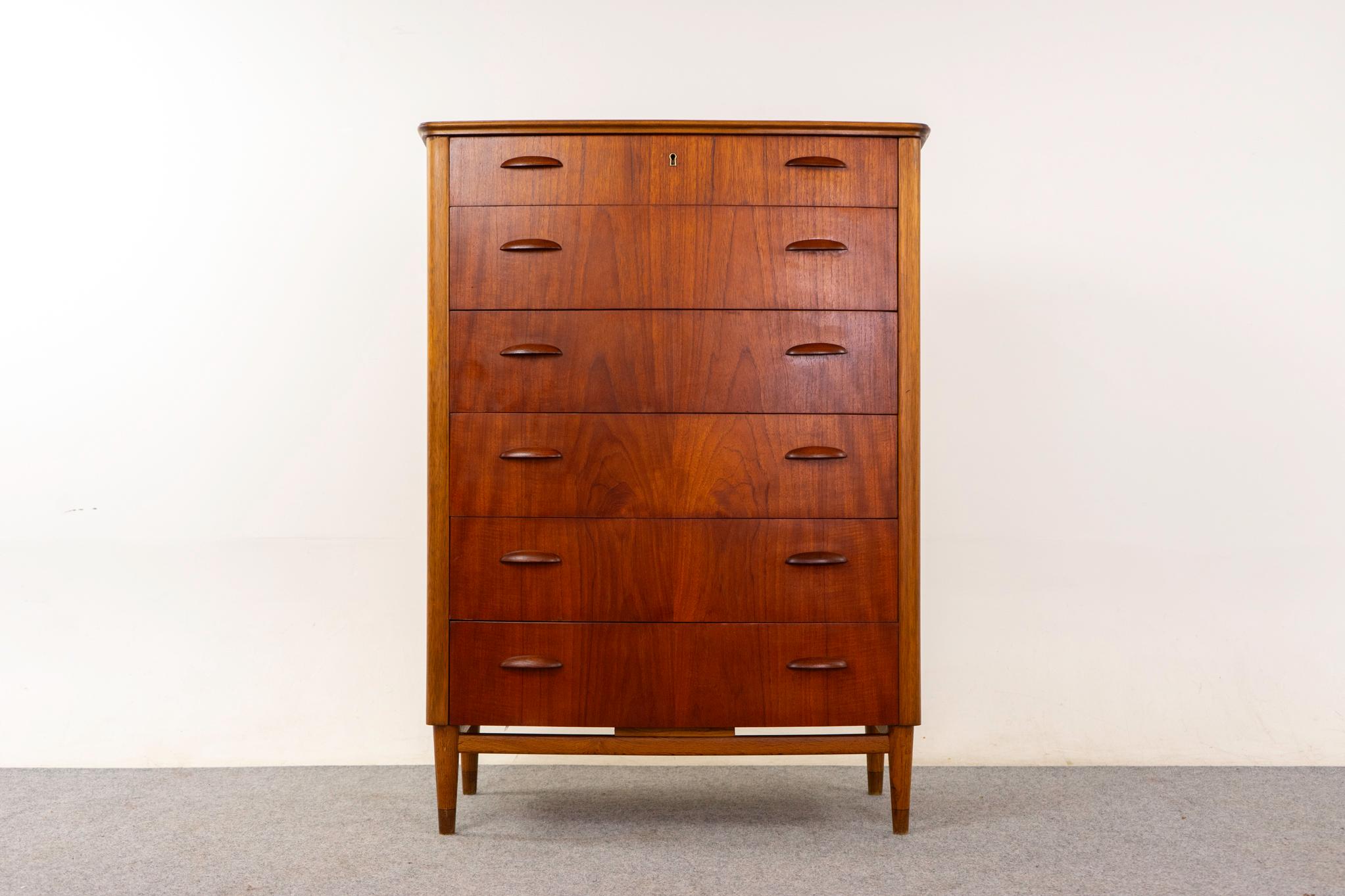 Dänische Kommode aus Teak- und Eichenholz mit Bogenfront, ca. 1960. Massive Eichenholzkanten und angepasste Teakholzoberflächen. Subtiler, sanfter Bogen an der Vorderseite, schwebender Sockel mit spitz zulaufenden Beinen und zierlichen