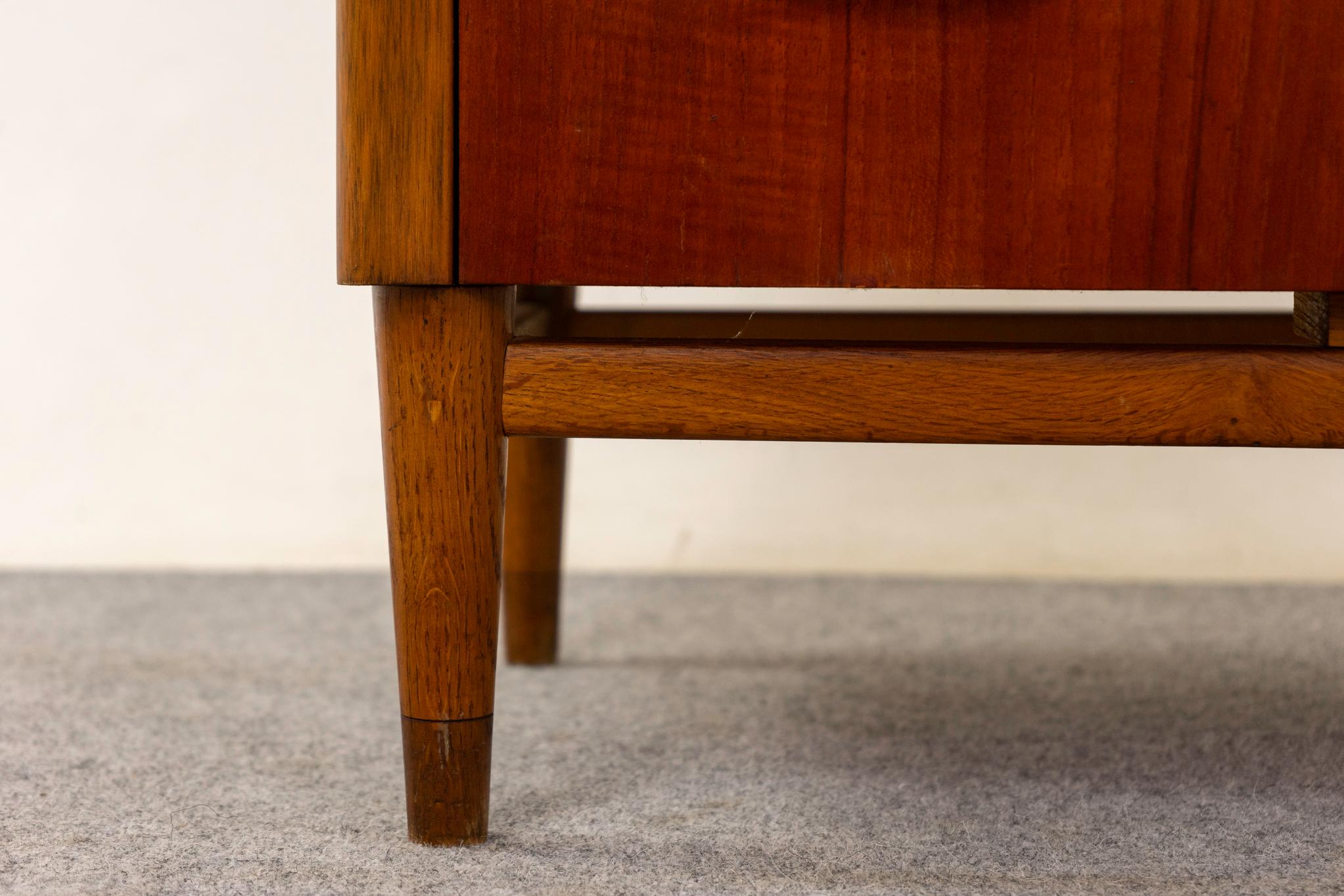 Dänische Mid-Century-Modern-Hochkommode aus Teakholz und Eiche (Skandinavische Moderne)