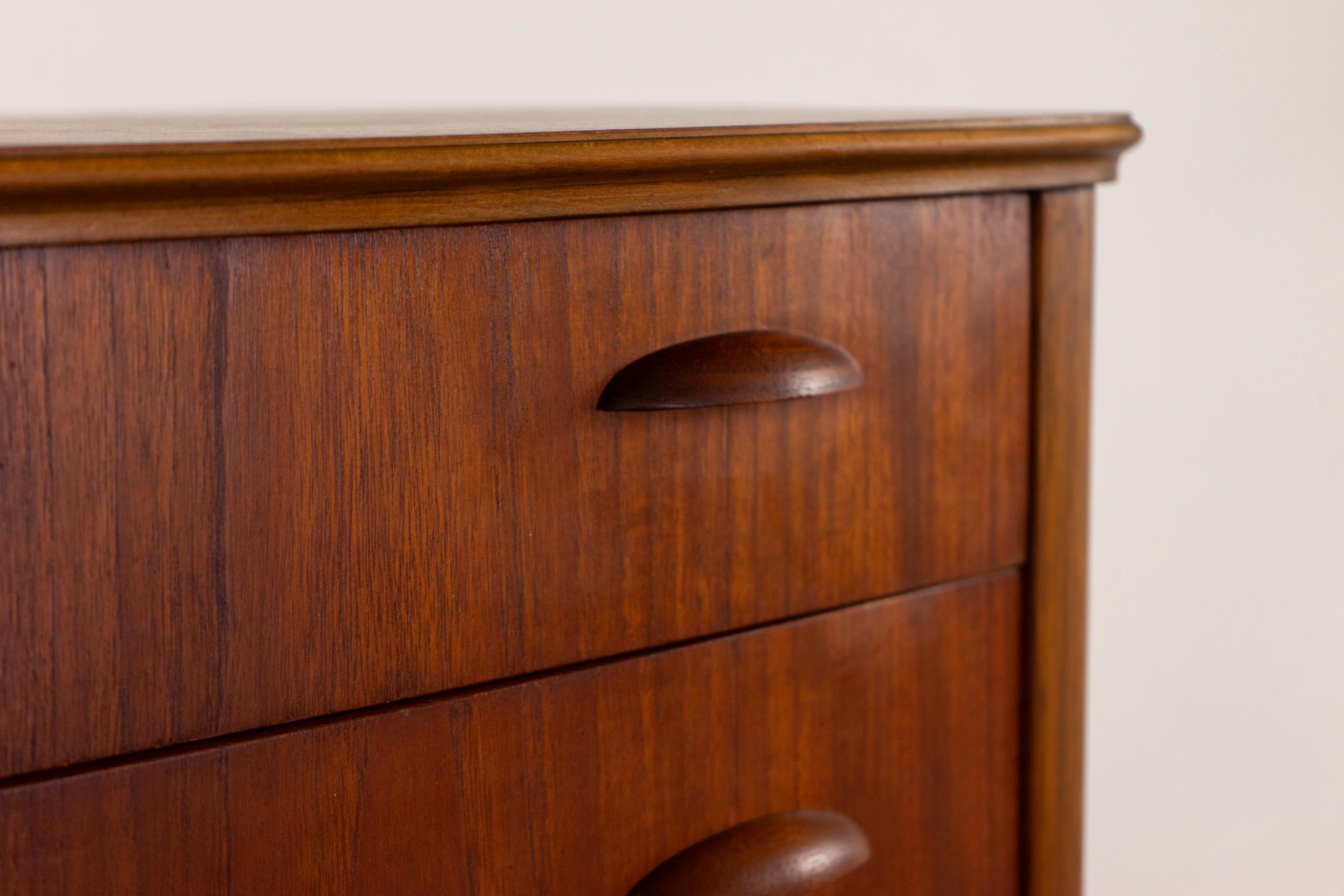 Dänische Mid-Century-Modern-Hochkommode aus Teakholz und Eiche (Furnier)
