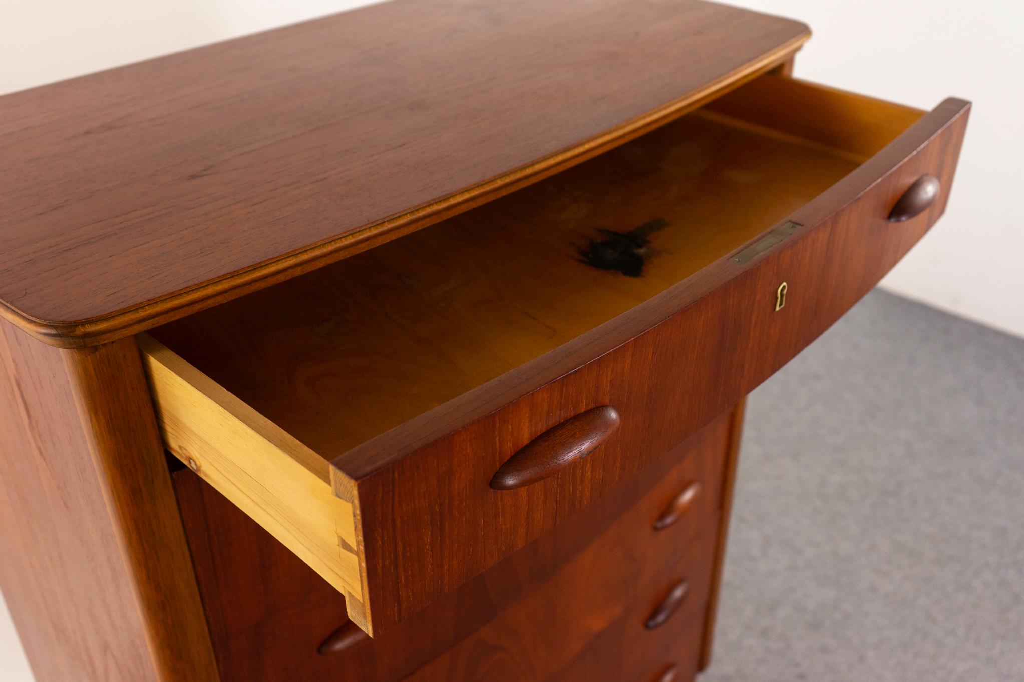 Dänische Mid-Century-Modern-Hochkommode aus Teakholz und Eiche im Zustand „Gut“ in VANCOUVER, CA