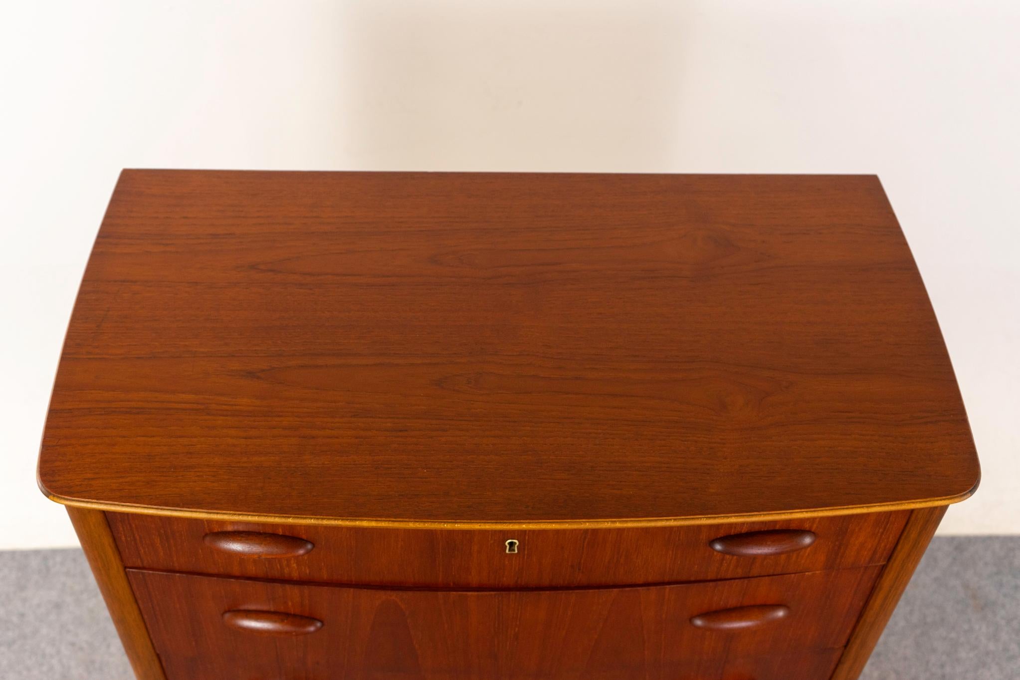 Dänische Mid-Century-Modern-Hochkommode aus Teakholz und Eiche (Eichenholz)