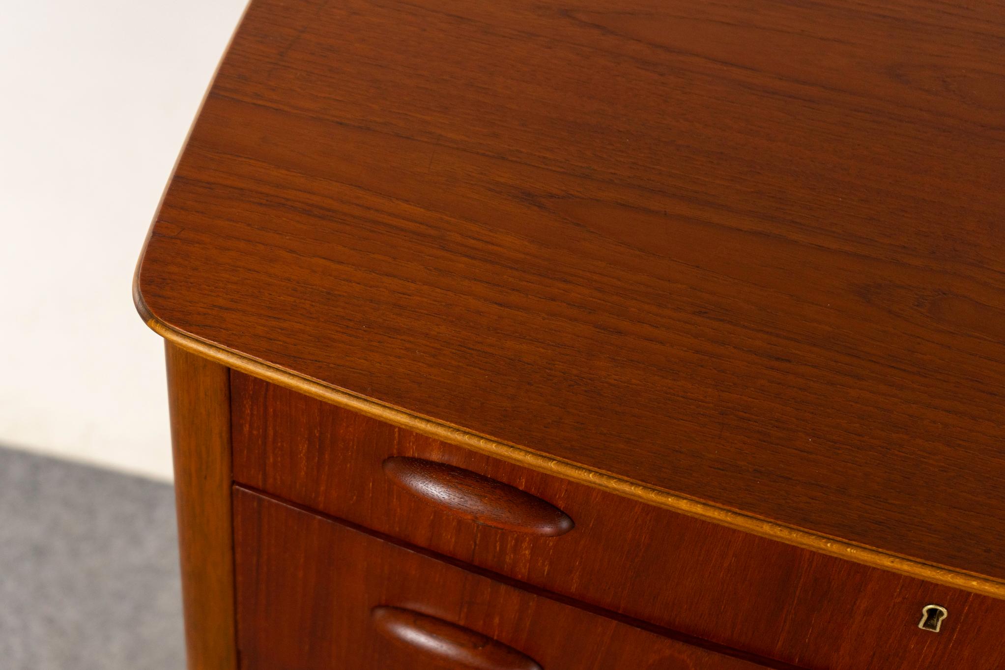 Dänische Mid-Century-Modern-Hochkommode aus Teakholz und Eiche 1