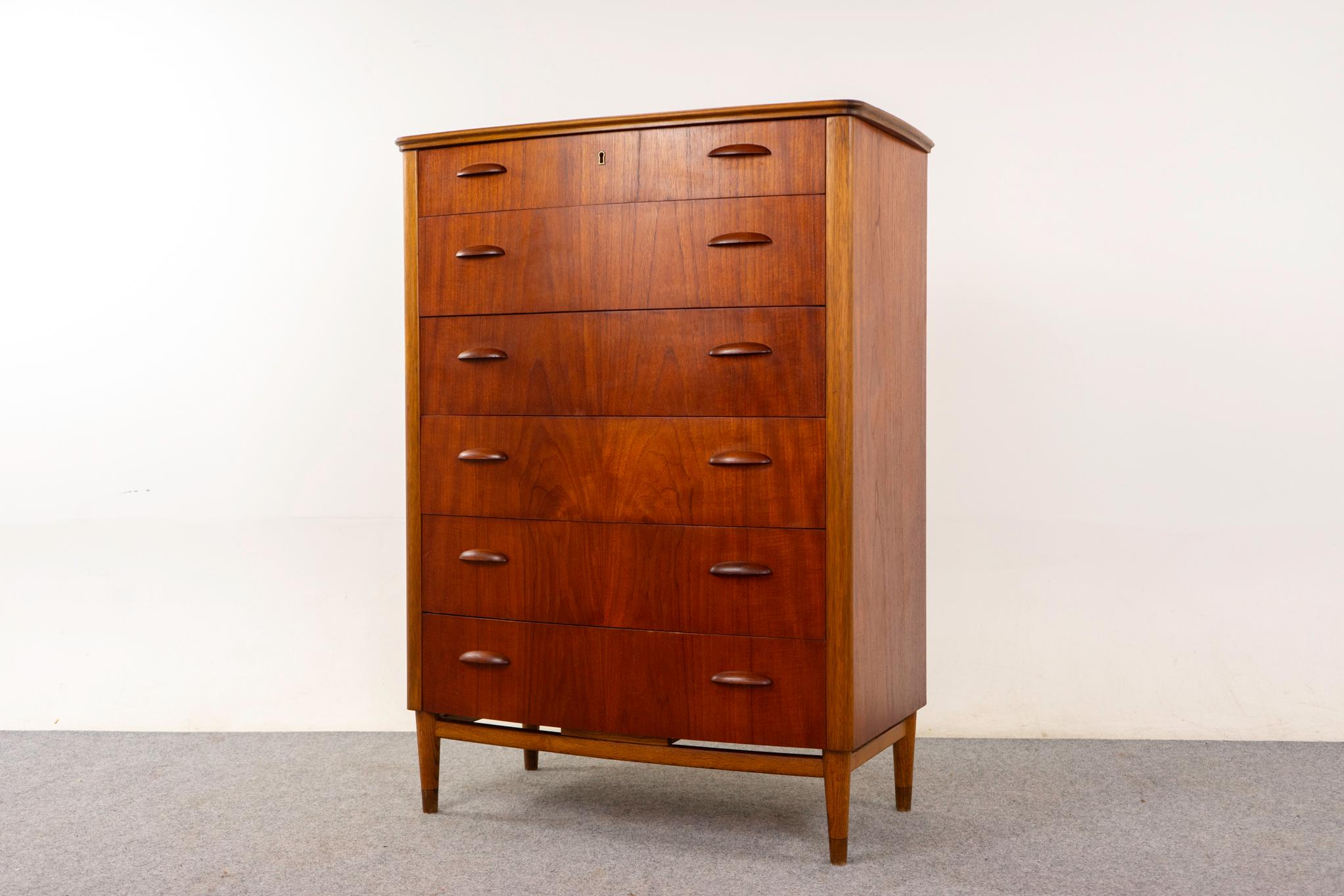Dänische Mid-Century-Modern-Hochkommode aus Teakholz und Eiche (Mitte des 20. Jahrhunderts)