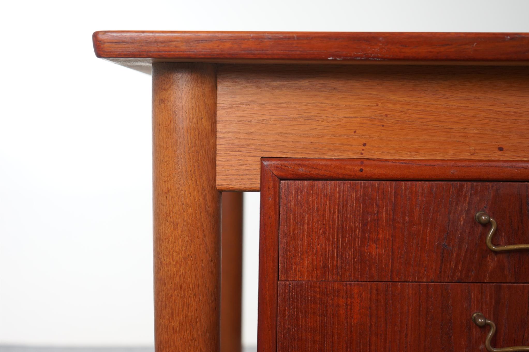 Scandinavian Modern Danish Mid-Century Modern Teak & Oak Writing Desk For Sale