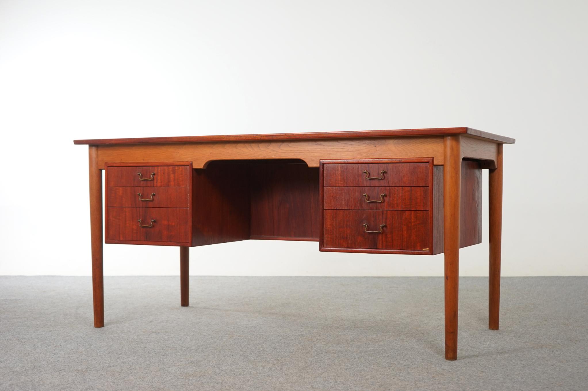 Danish Mid-Century Modern Teak & Oak Writing Desk In Good Condition For Sale In VANCOUVER, CA