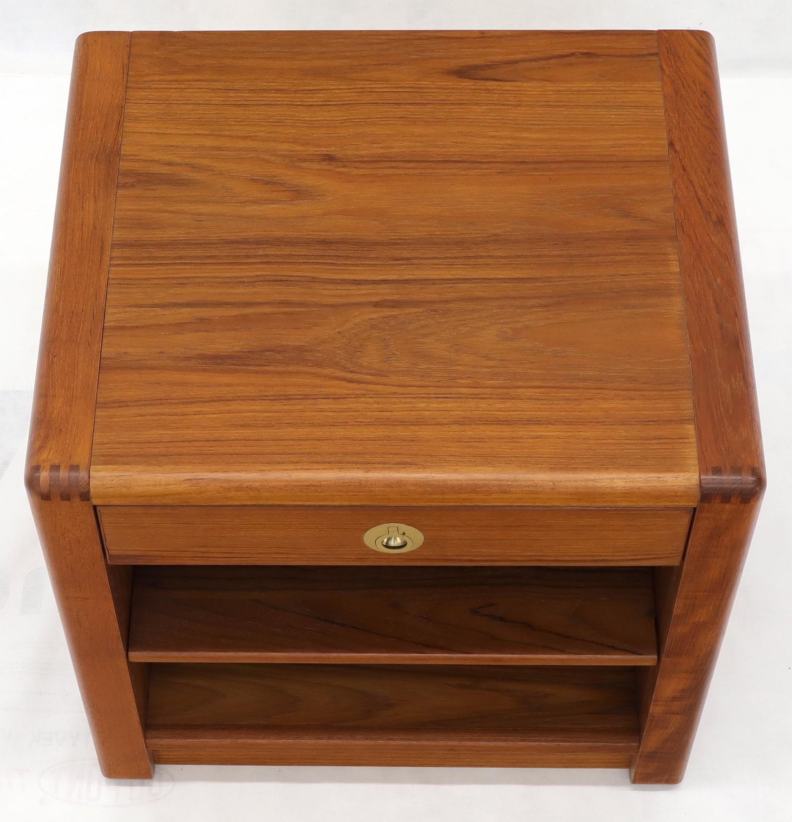 Danish Mid-Century Modern Teak One-Drawer End Table Stand  In Excellent Condition For Sale In Rockaway, NJ