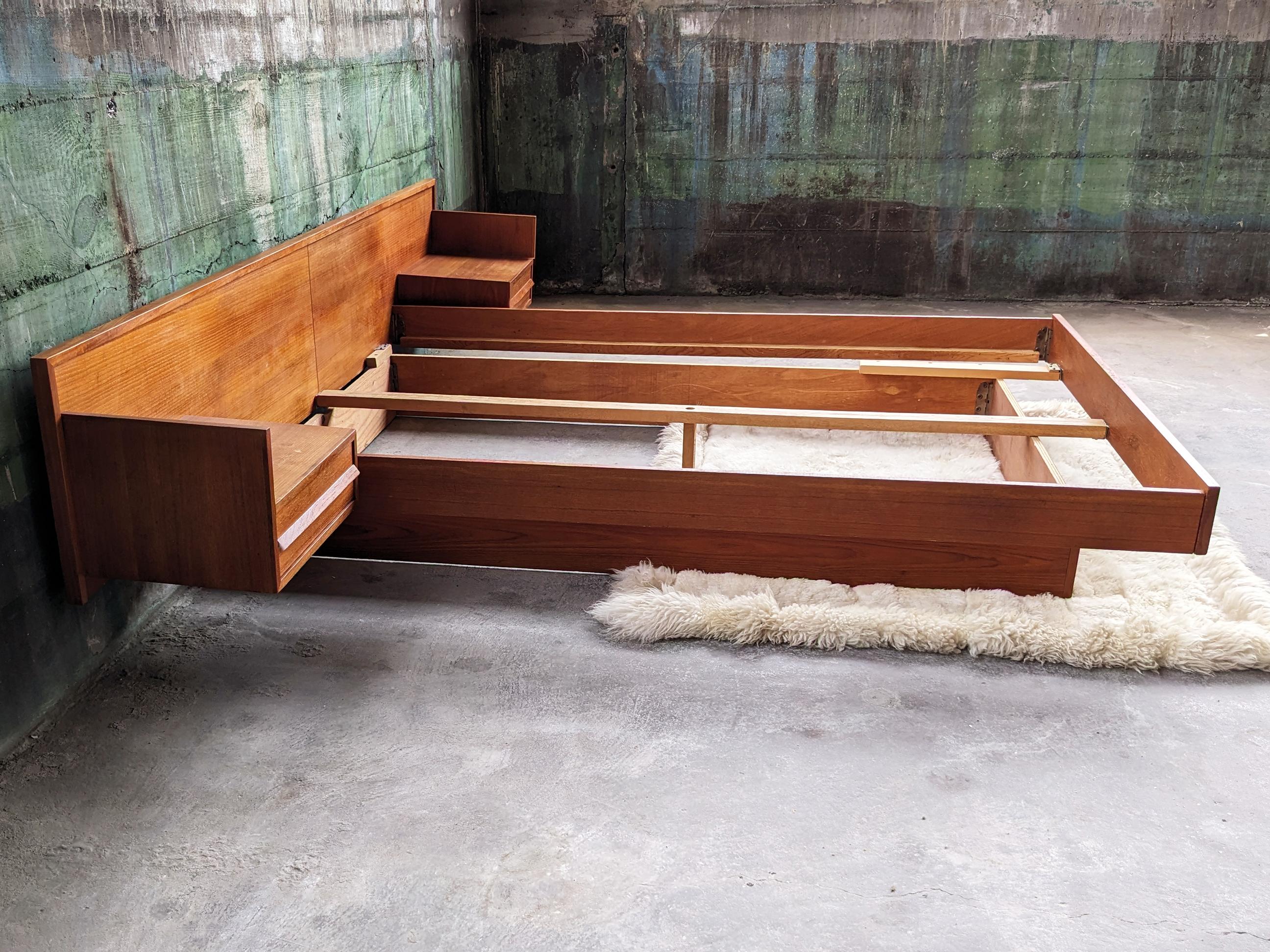 Cama de plataforma danesa de teca moderna de mediados de siglo + mesillas de noche flotantes 3