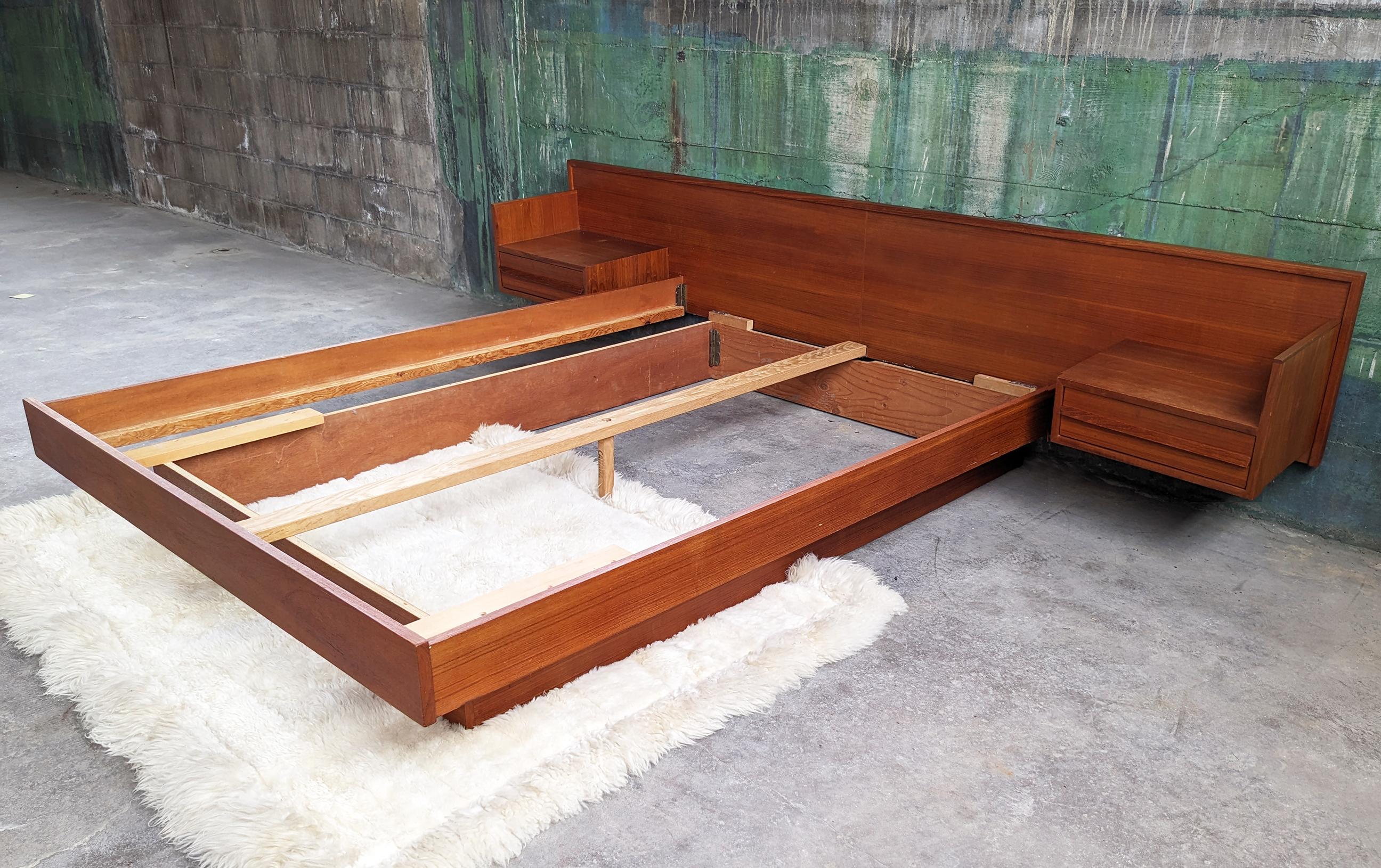 Cama de plataforma danesa de teca moderna de mediados de siglo + mesillas de noche flotantes 4
