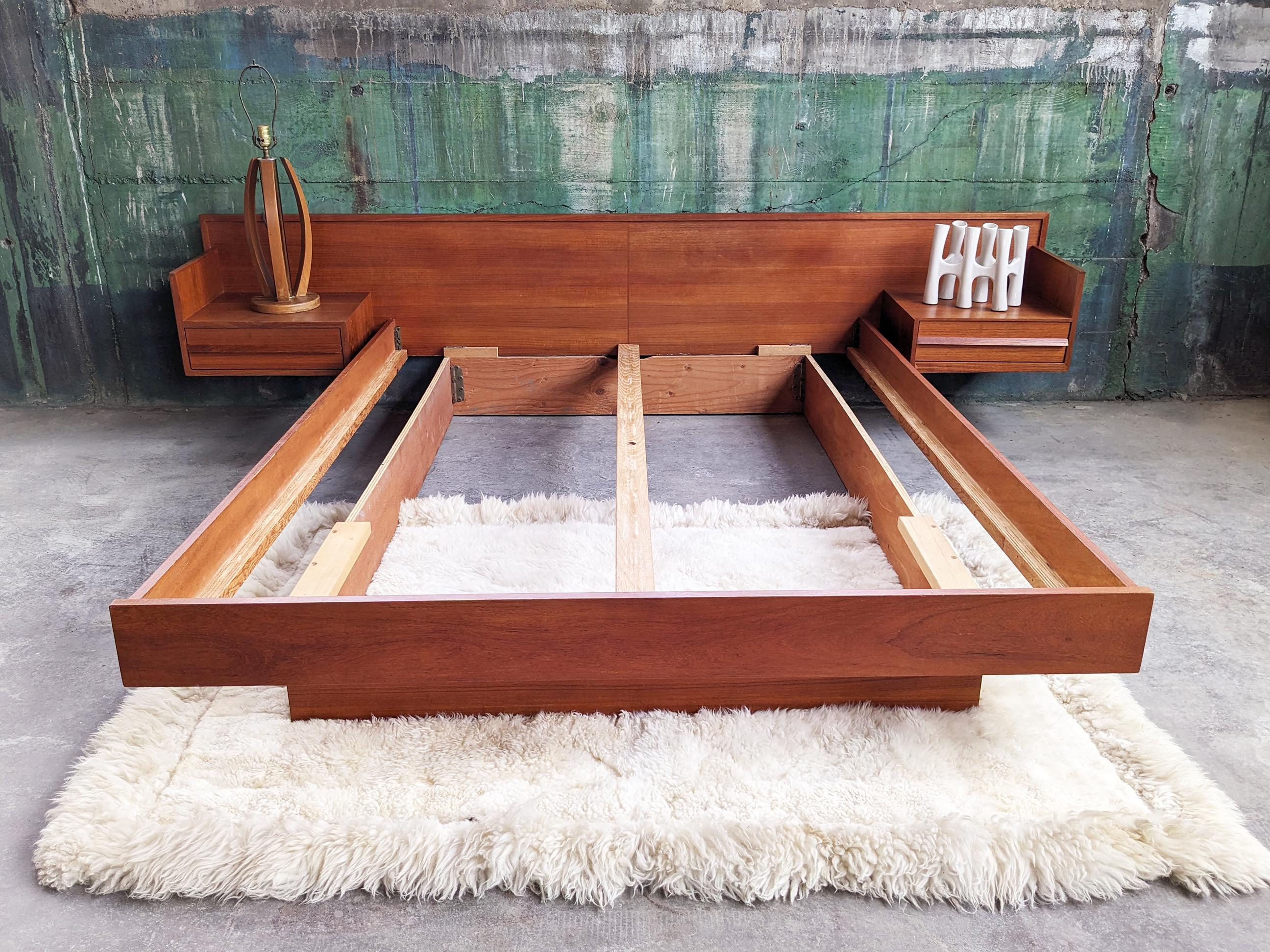 Cama de matrimonio con plataforma de teca y mesillas de noche flotantes, originales, danesas, modernas y muy bonitas, fabricadas en Dinamarca. Hermoso diseño, hermosa veta de madera. 

Marco de cama clásico, atemporal y deslumbrante, listo para