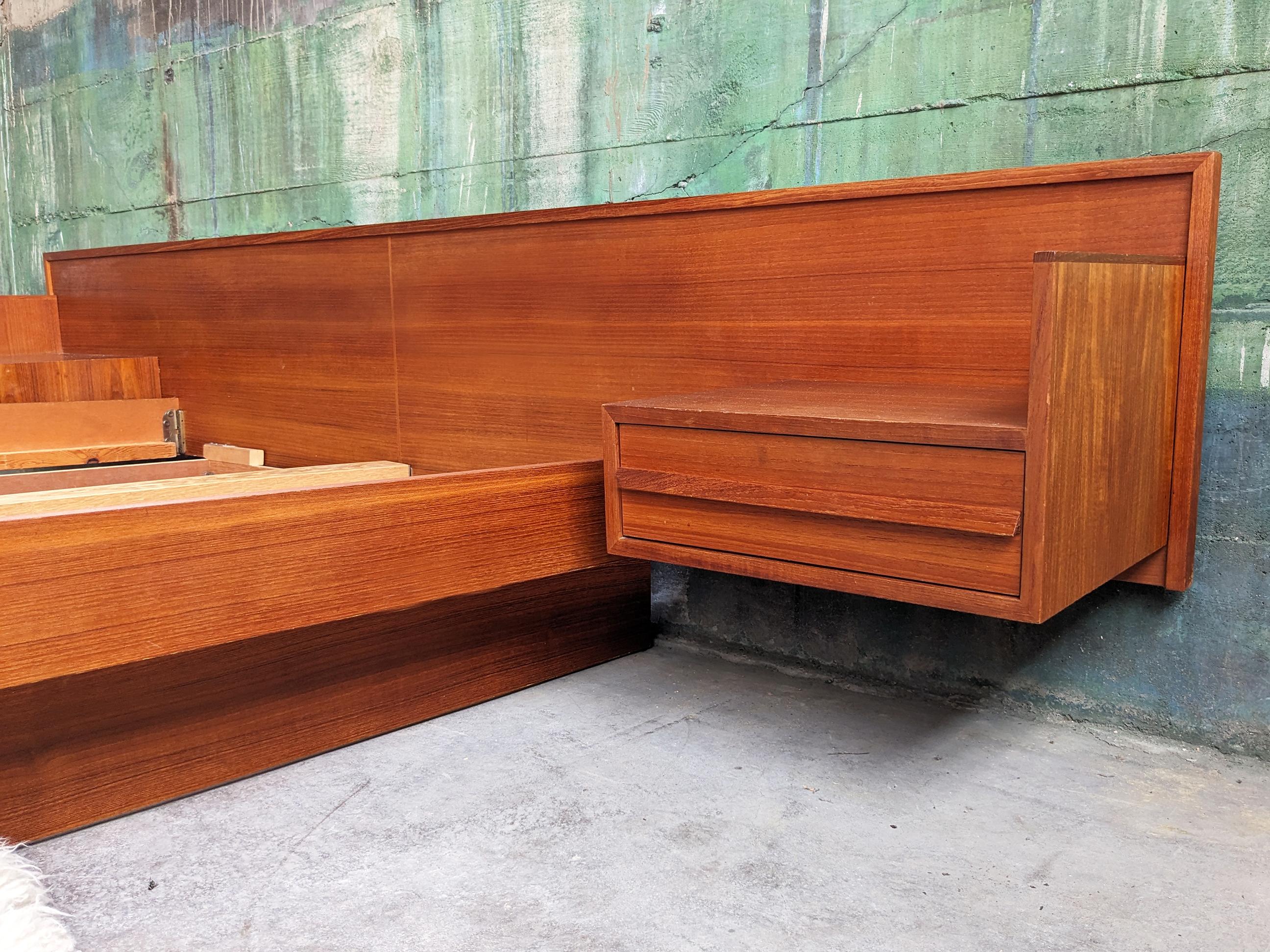 Cama de plataforma danesa de teca moderna de mediados de siglo + mesillas de noche flotantes Moderno de mediados de siglo