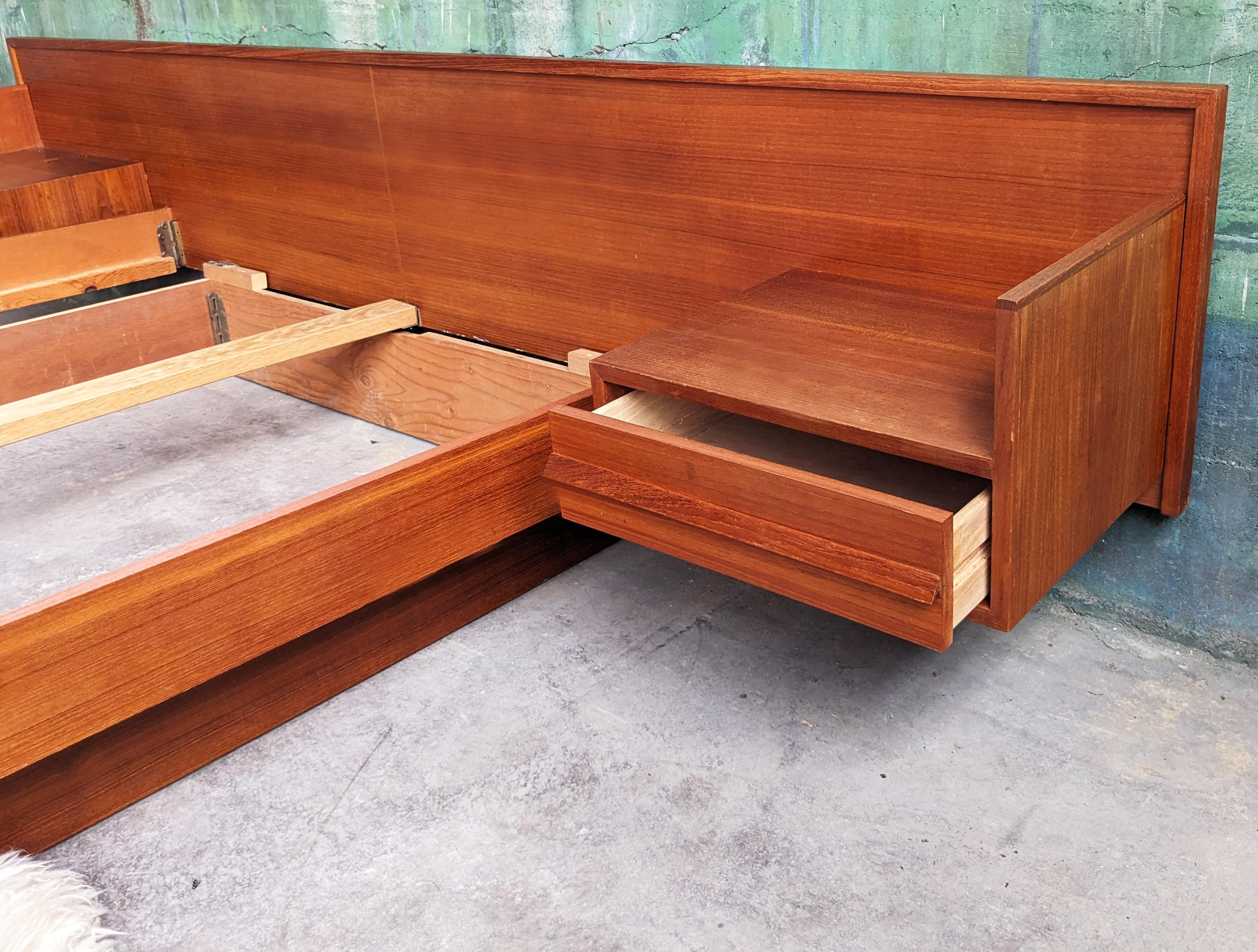 Cama de plataforma danesa de teca moderna de mediados de siglo + mesillas de noche flotantes Danés