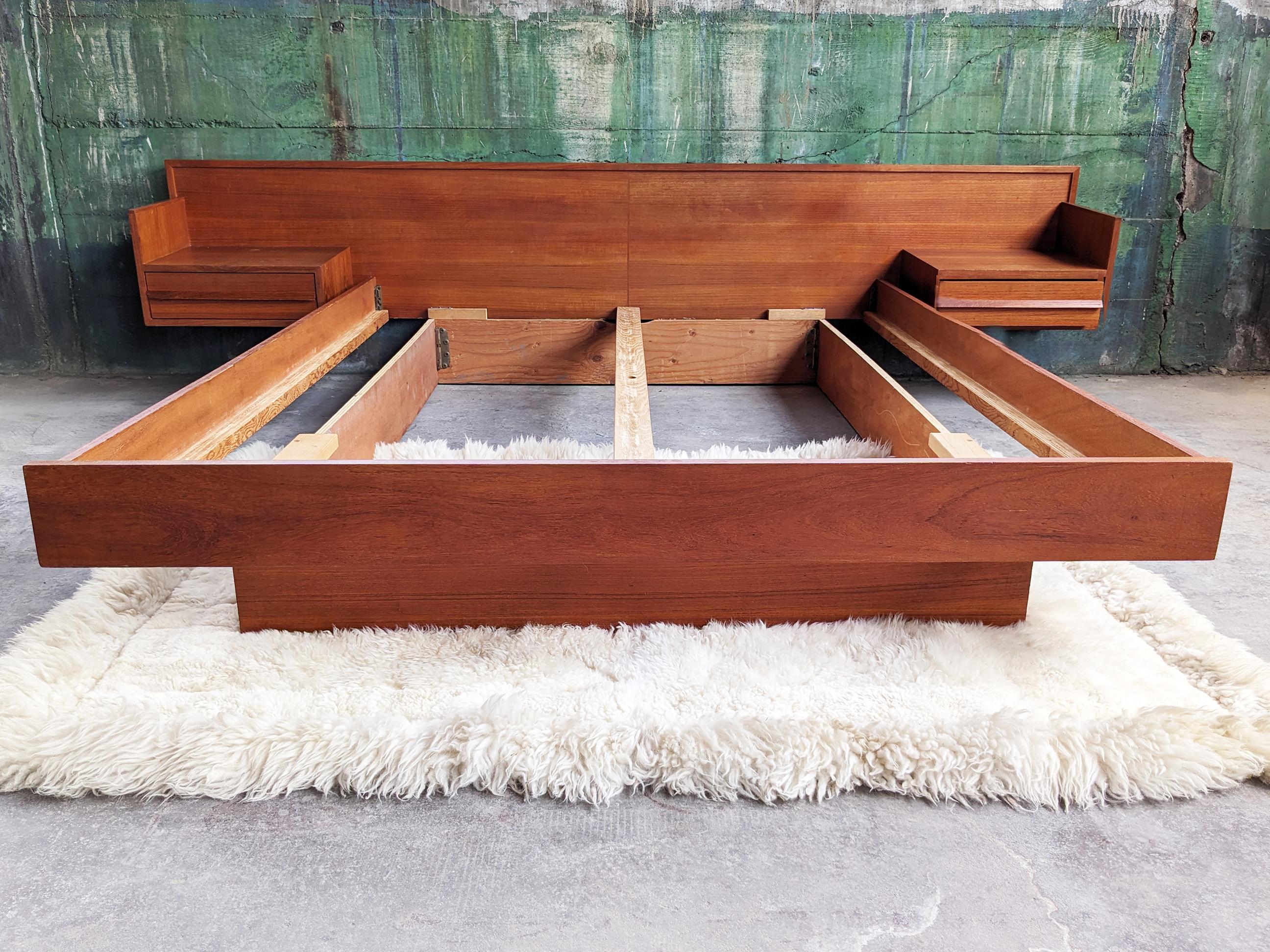 Cama de plataforma danesa de teca moderna de mediados de siglo + mesillas de noche flotantes siglo XX