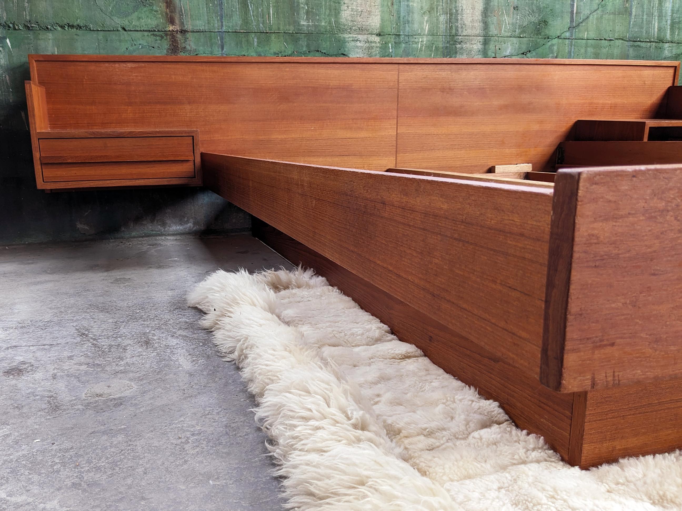 Cama de plataforma danesa de teca moderna de mediados de siglo + mesillas de noche flotantes 2