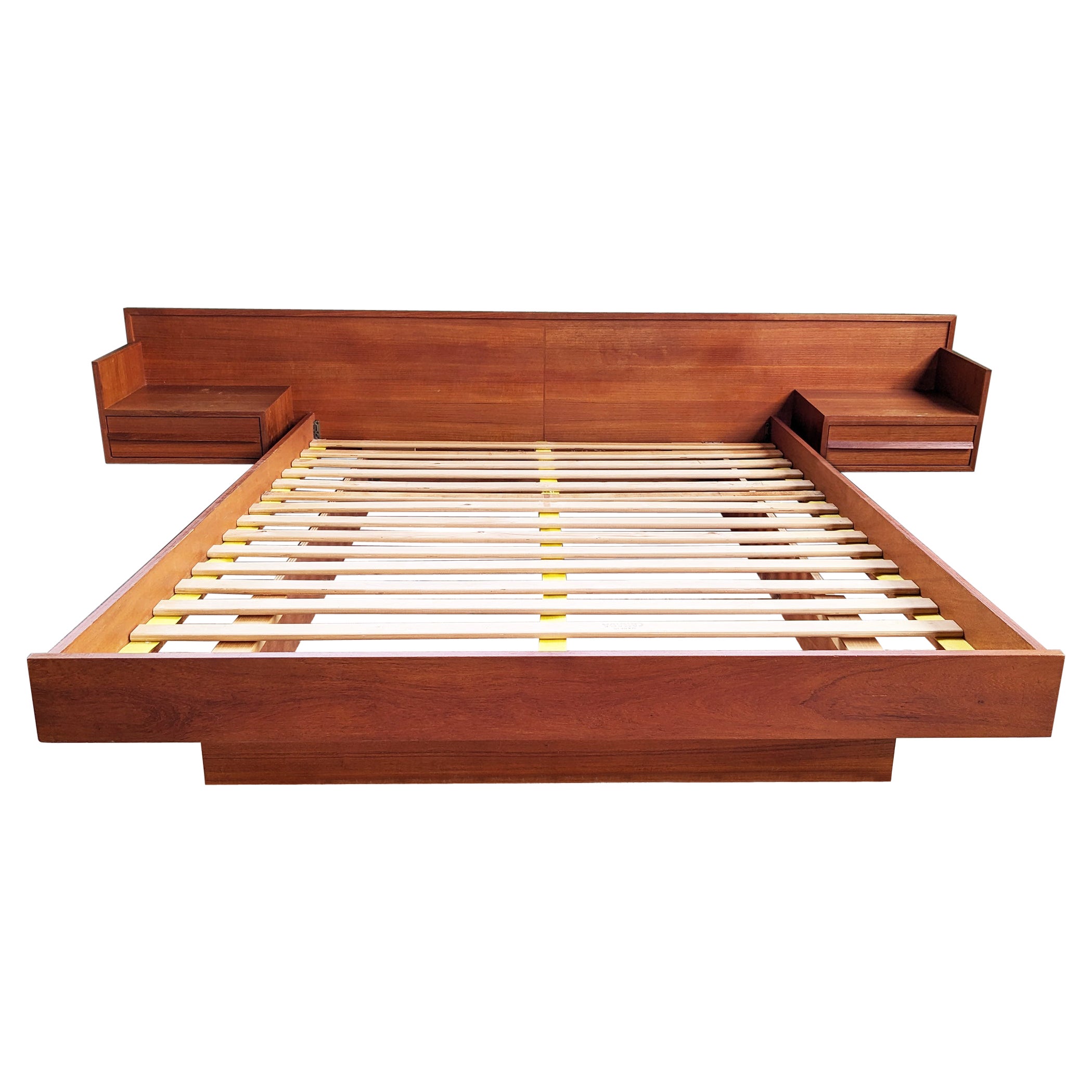 Lit Queen Platform danois moderne du milieu du siècle + Tables de nuit flottantes