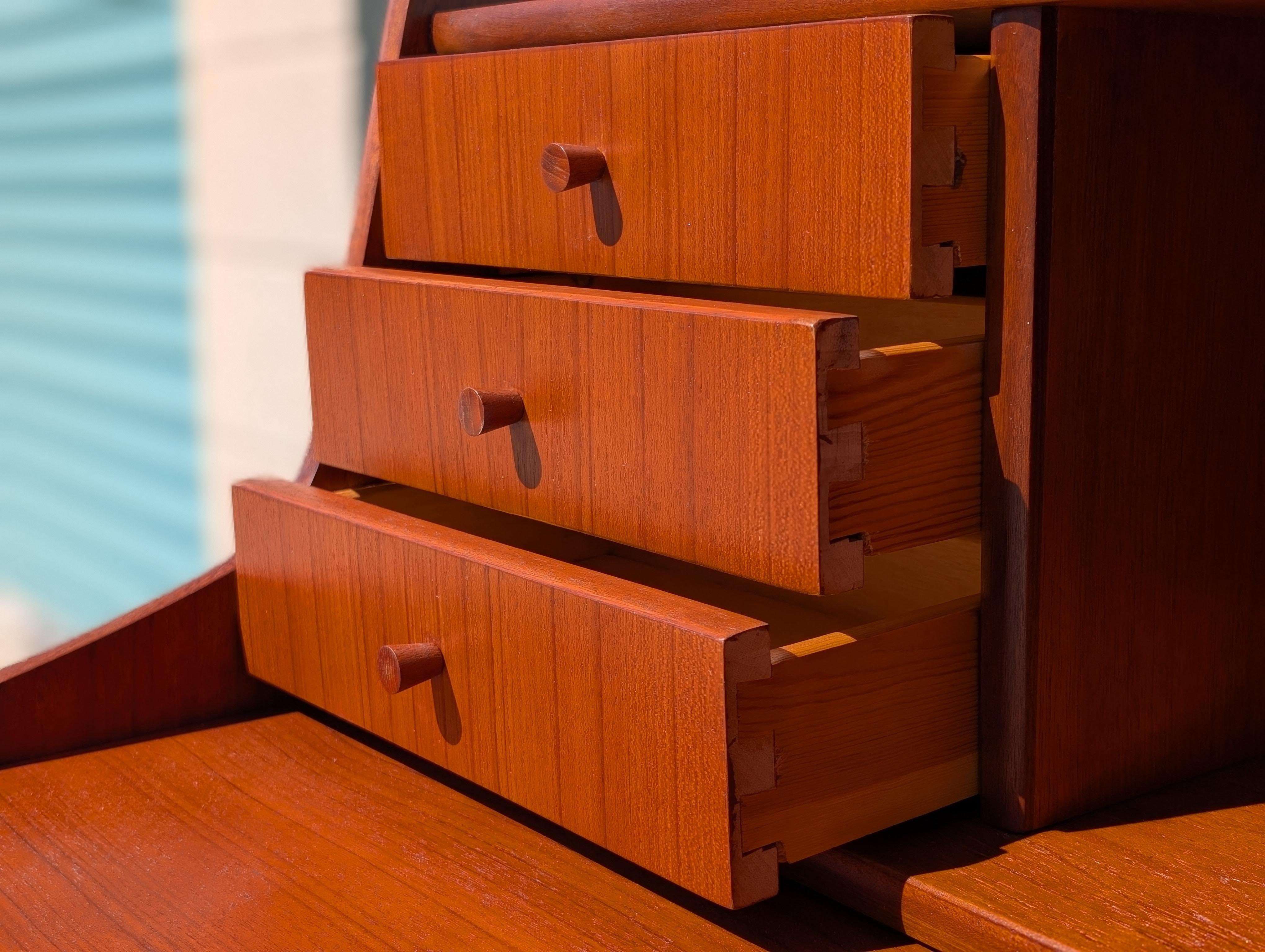 Bureau secrétaire danois en teck moderne du milieu du siècle, c1960s en vente 3