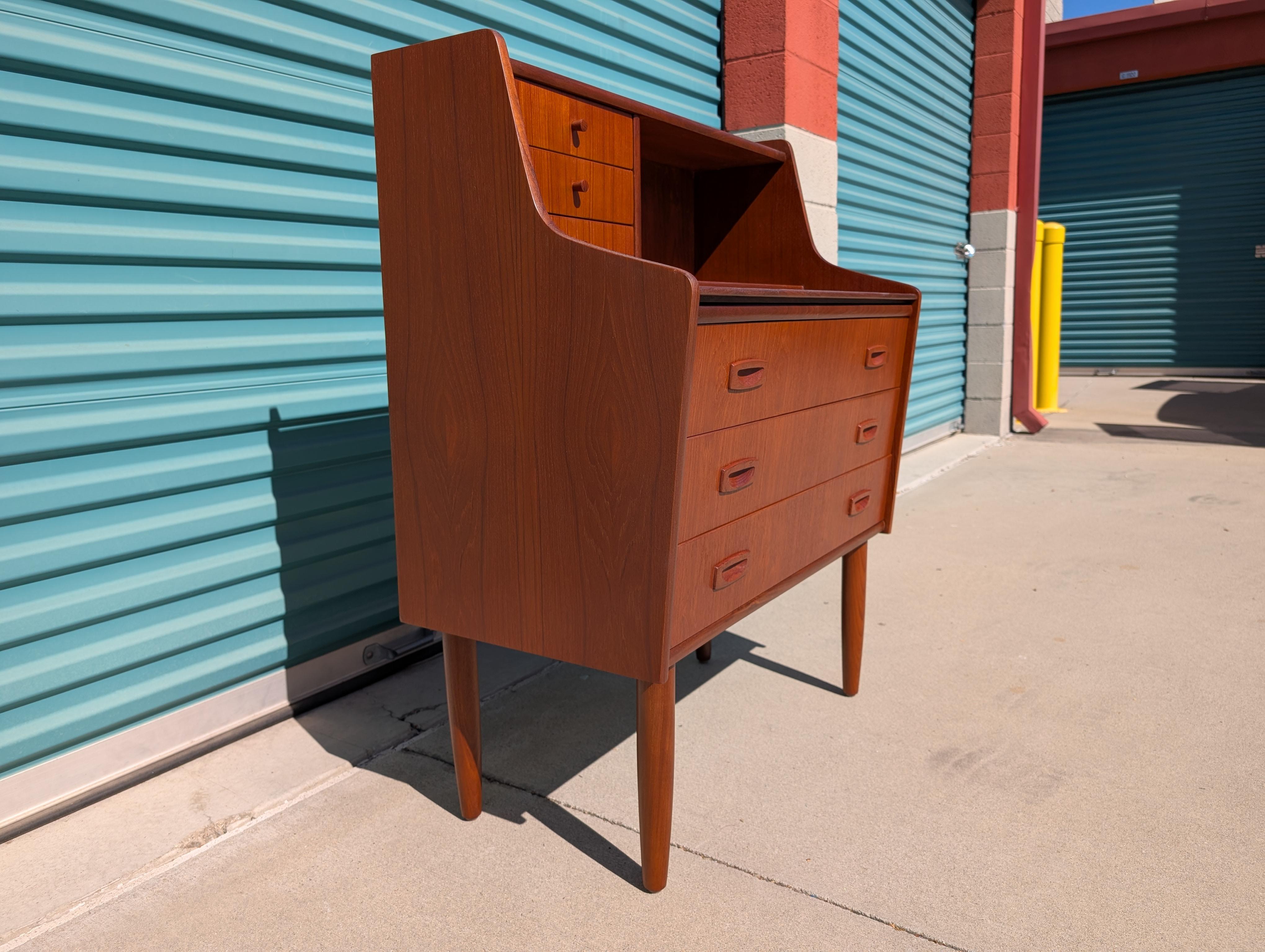 Bureau secrétaire danois en teck moderne du milieu du siècle, c1960s en vente 5