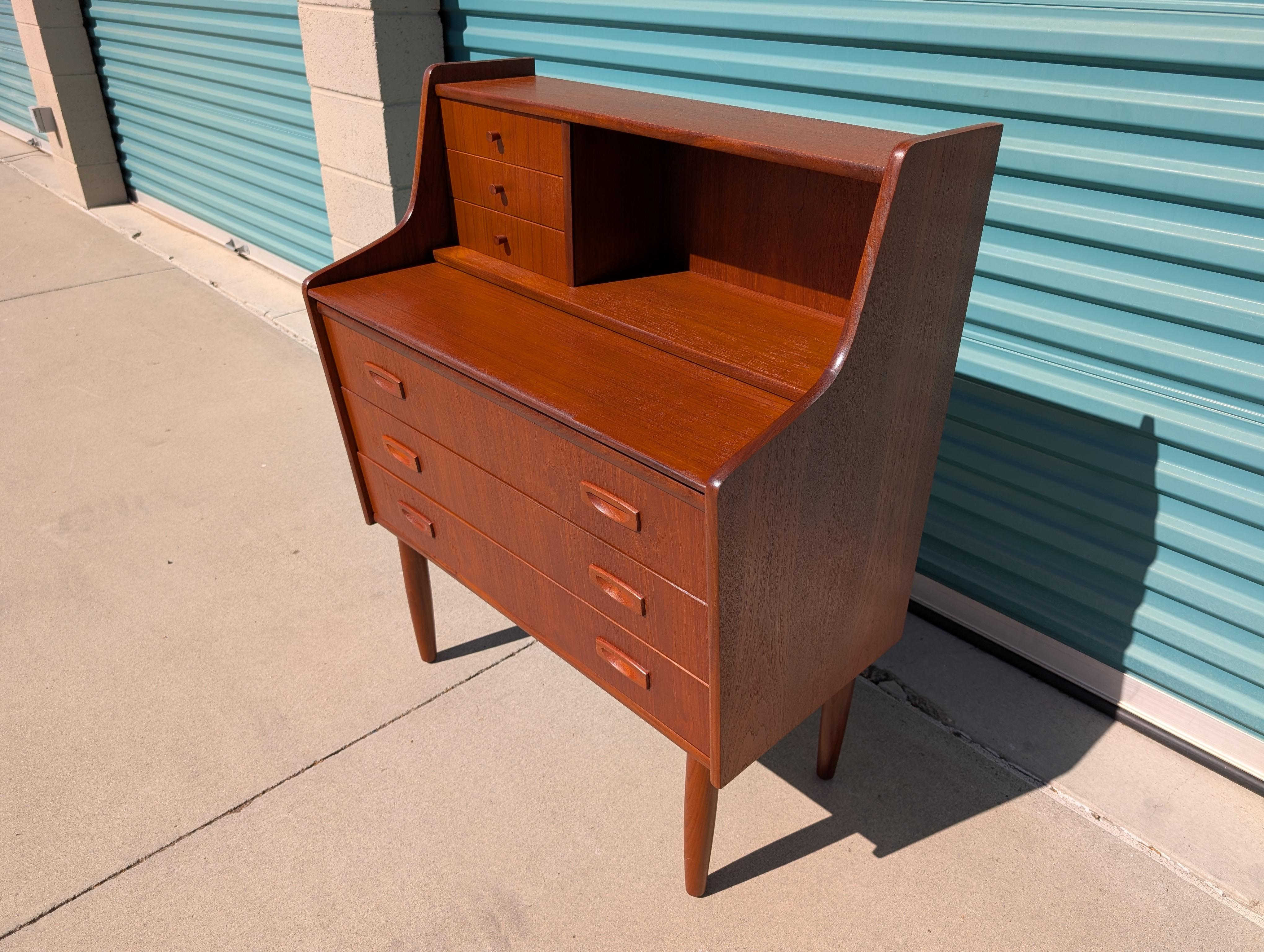 Bureau secrétaire danois en teck moderne du milieu du siècle, c1960s en vente 6