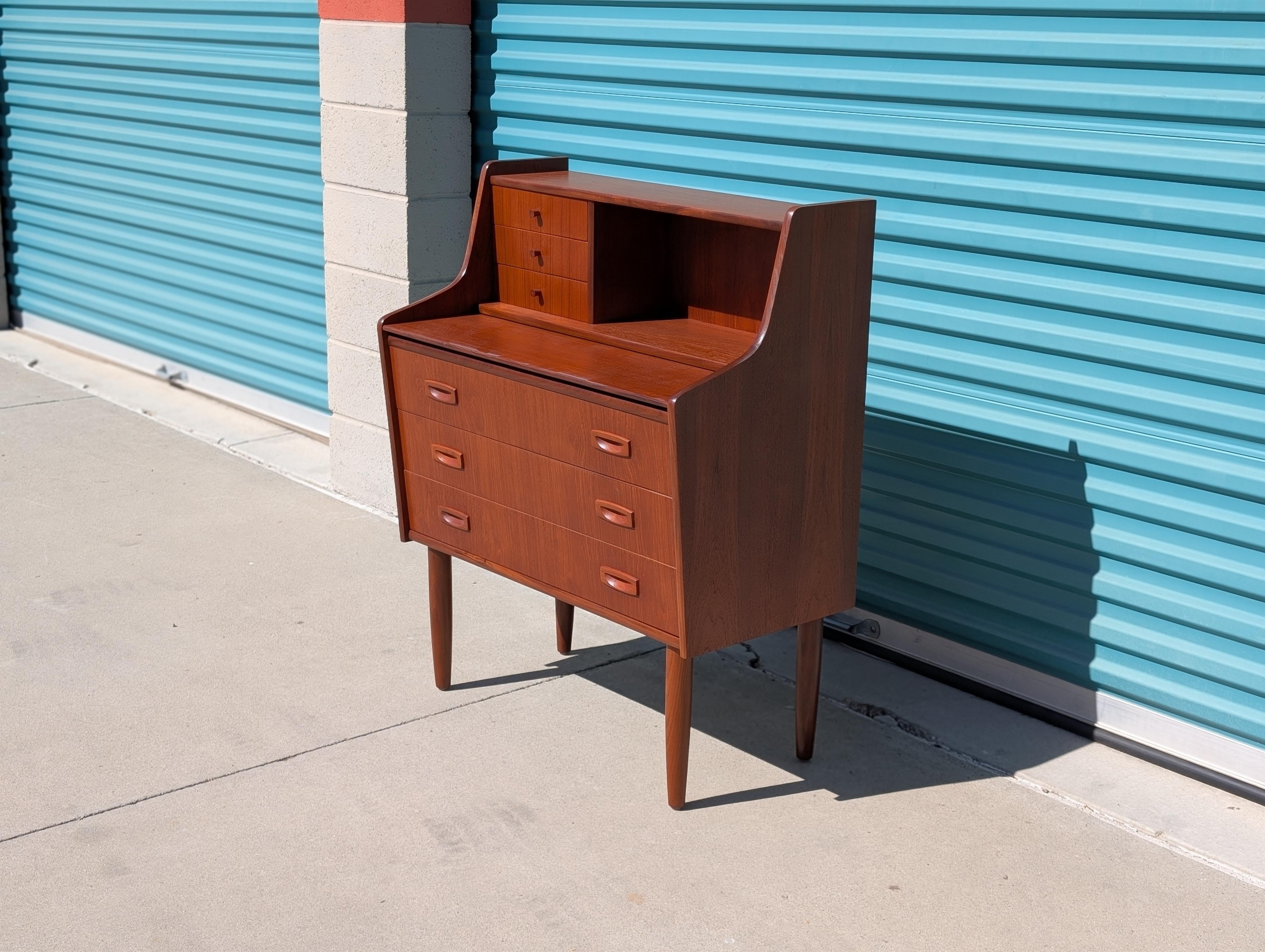 Mid-Century Modern Bureau secrétaire danois en teck moderne du milieu du siècle, c1960s en vente