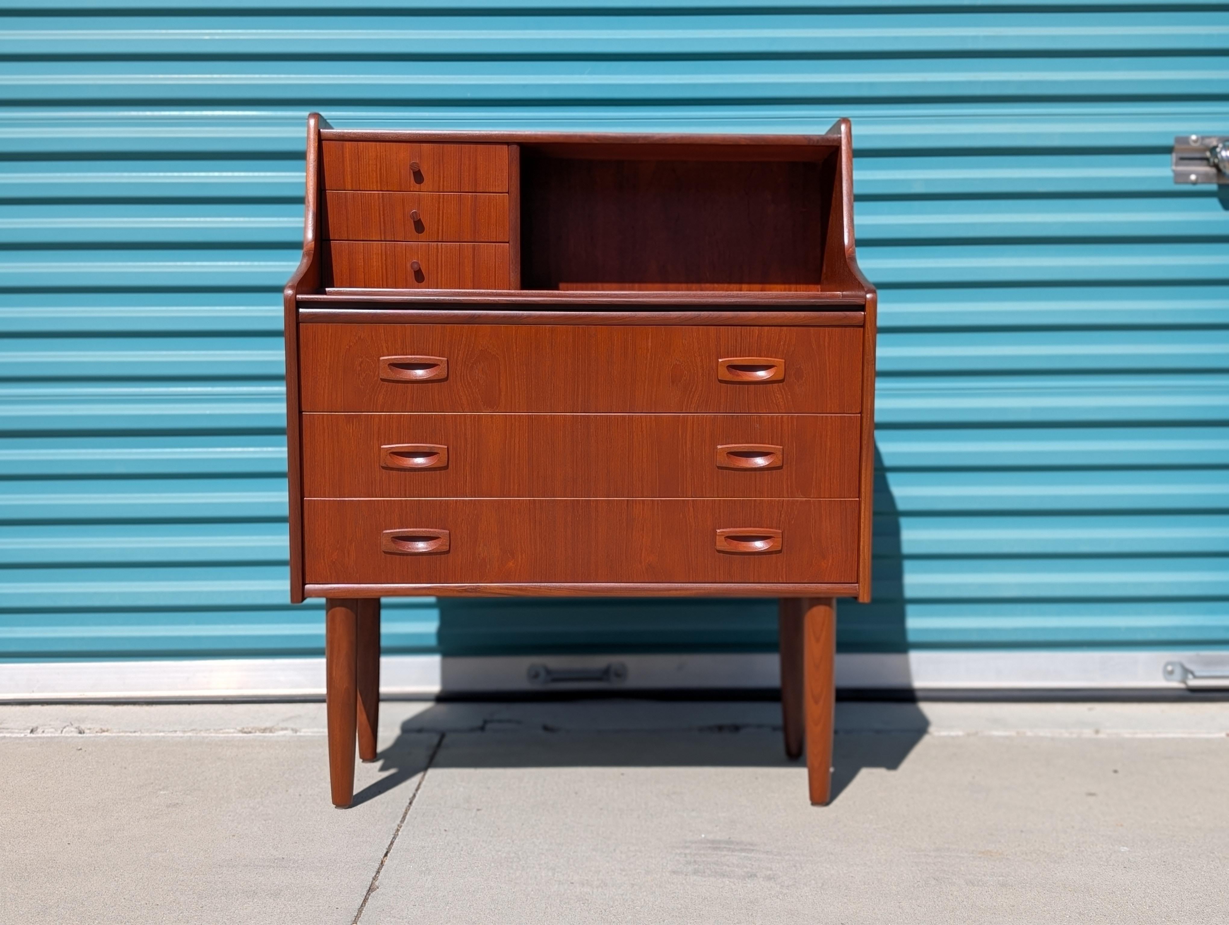 Danois Bureau secrétaire danois en teck moderne du milieu du siècle, c1960s en vente