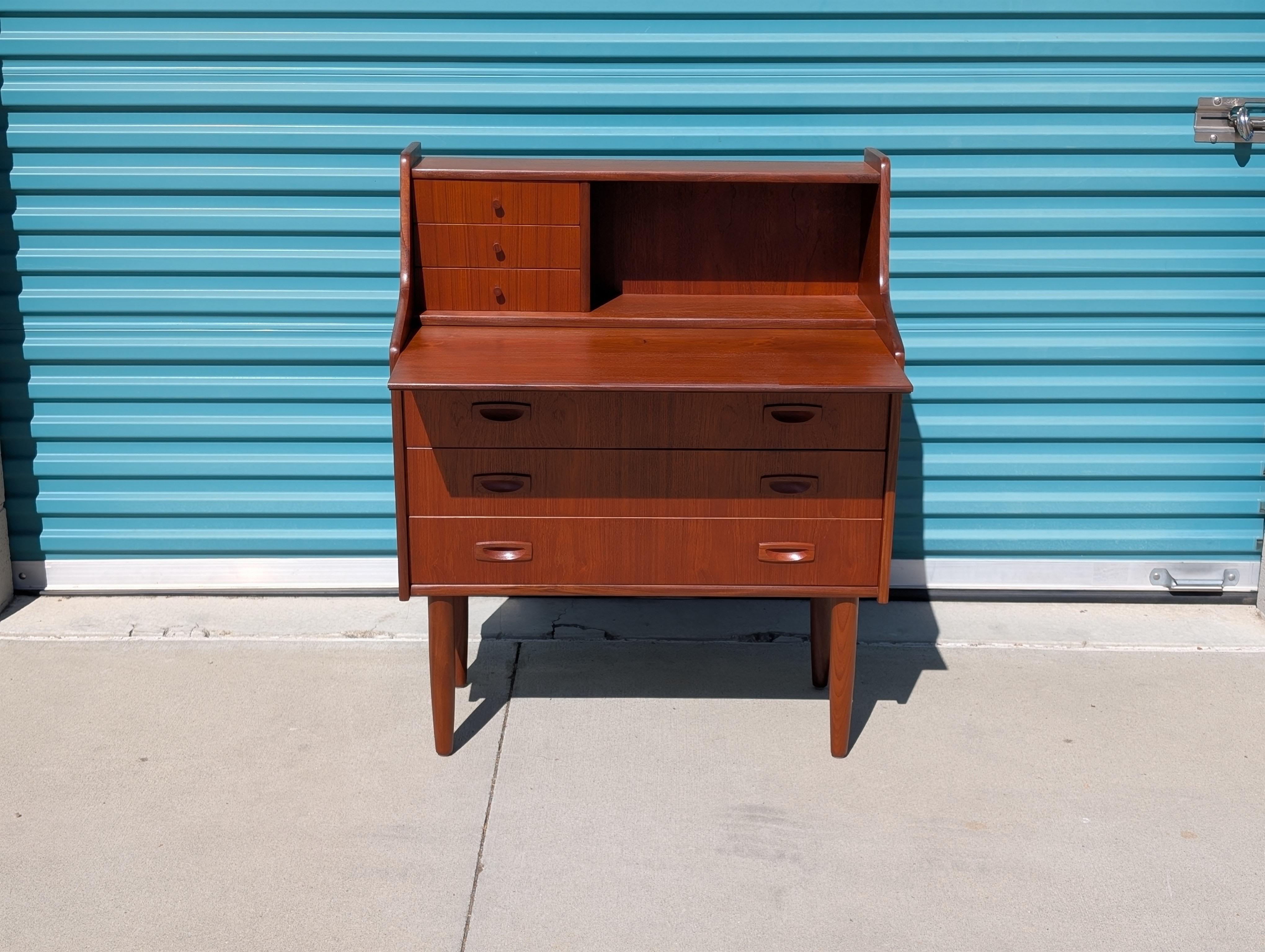 Bureau secrétaire danois en teck moderne du milieu du siècle, c1960s Excellent état - En vente à Chino Hills, CA