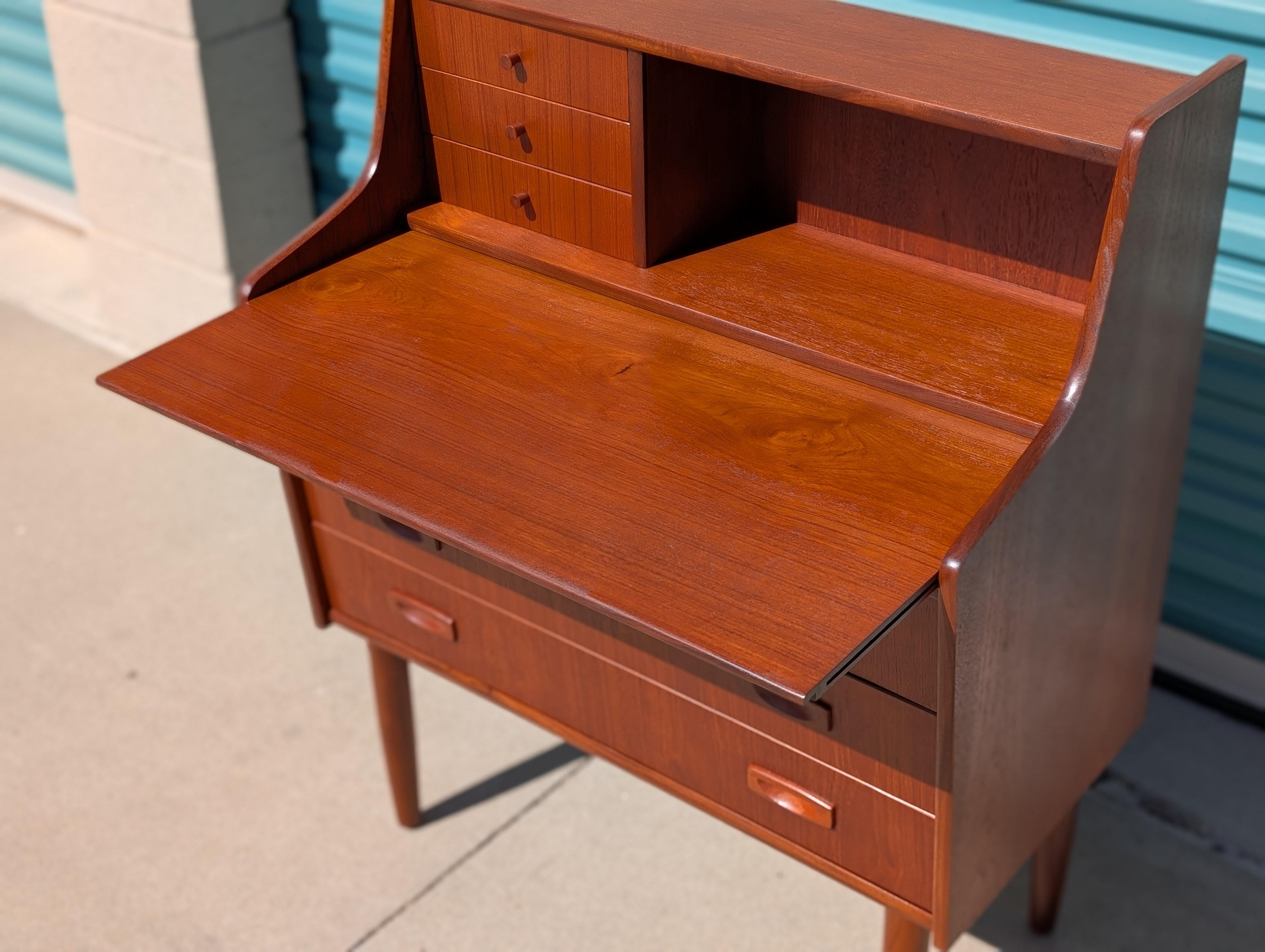 Milieu du XXe siècle Bureau secrétaire danois en teck moderne du milieu du siècle, c1960s en vente