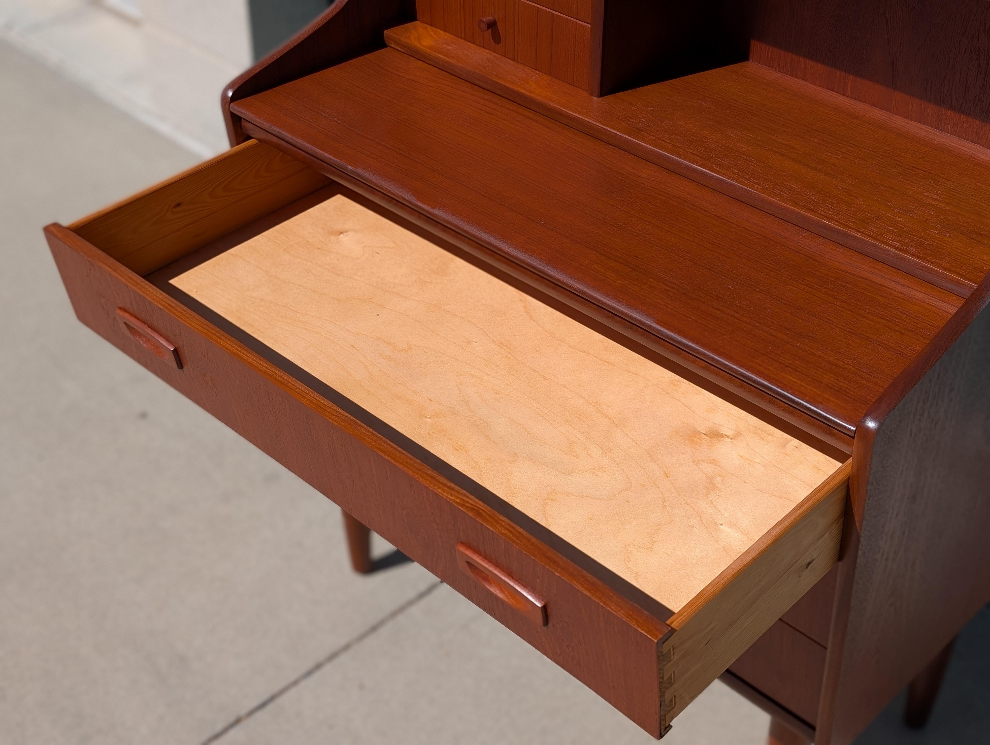 Teck Bureau secrétaire danois en teck moderne du milieu du siècle, c1960s en vente