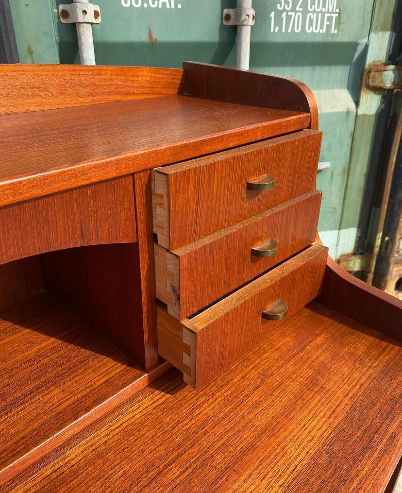 Stunning Danish Mid Century Modern teak secretary dresser, made in the 1960s.
Features six smaller drawers on top, three storage drawers on the bottom and a pull out working space 

Dimensions:
L80 D42 H105