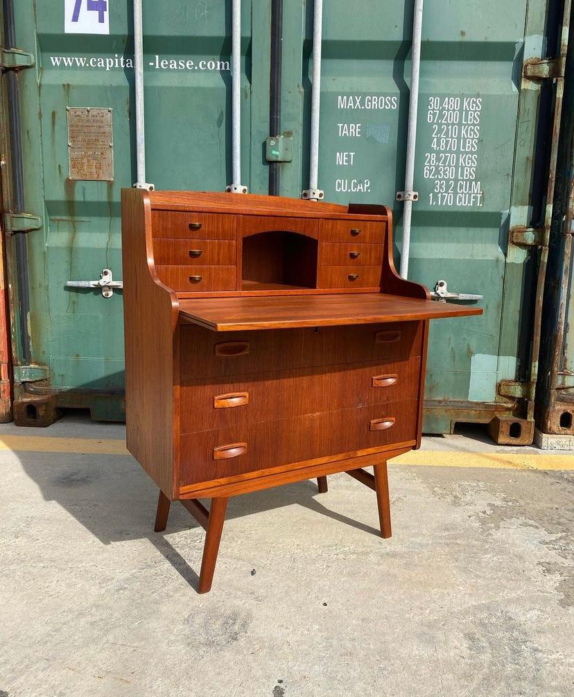 Danish Mid Century Modern teak secretary dresser, made in the 1960s. In Good Condition For Sale In תל אביב - יפו, IL