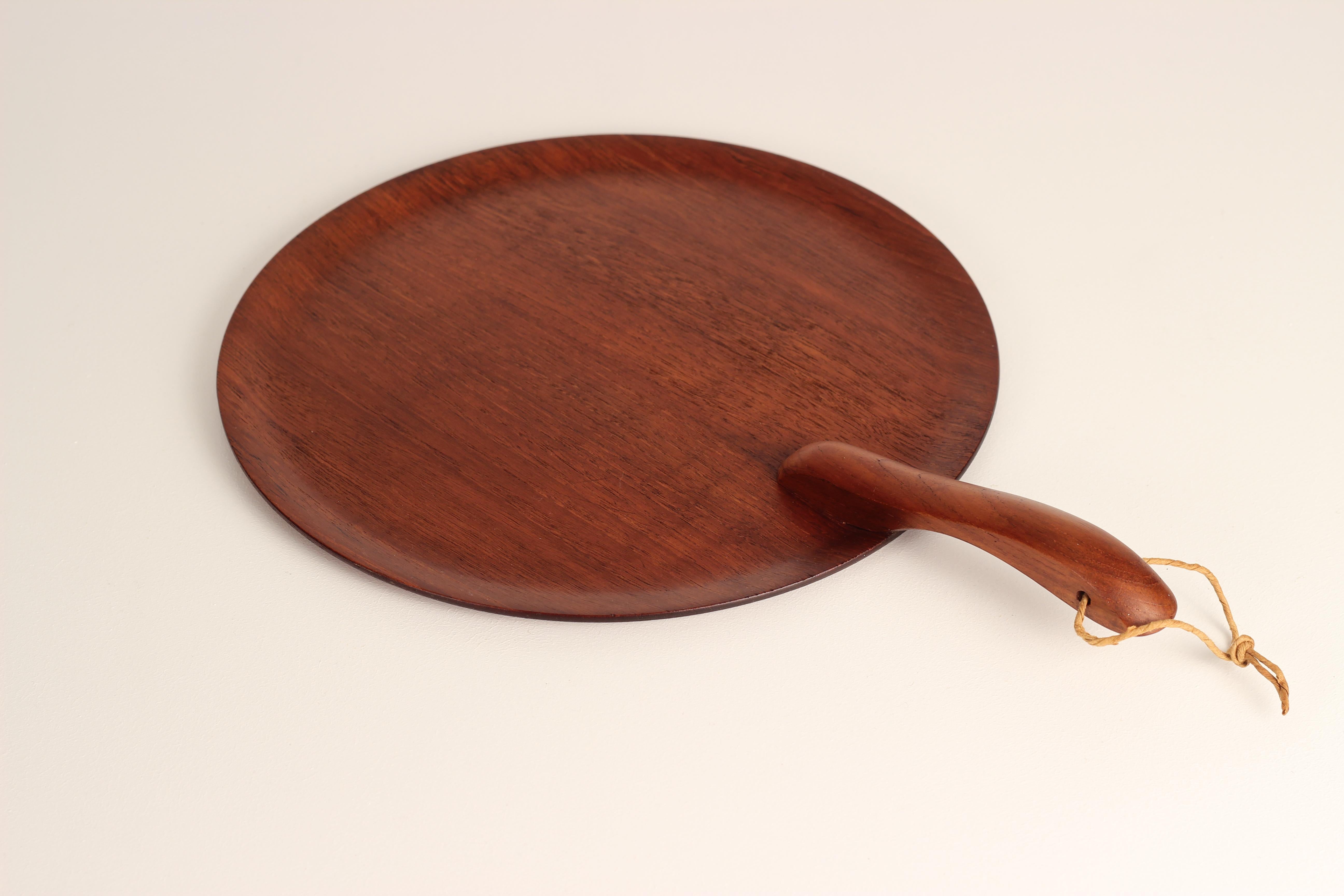 Danish Mid-Century Modern Teak Serving Plate or Cheese Board Similar to Bojesen In Good Condition For Sale In London, GB