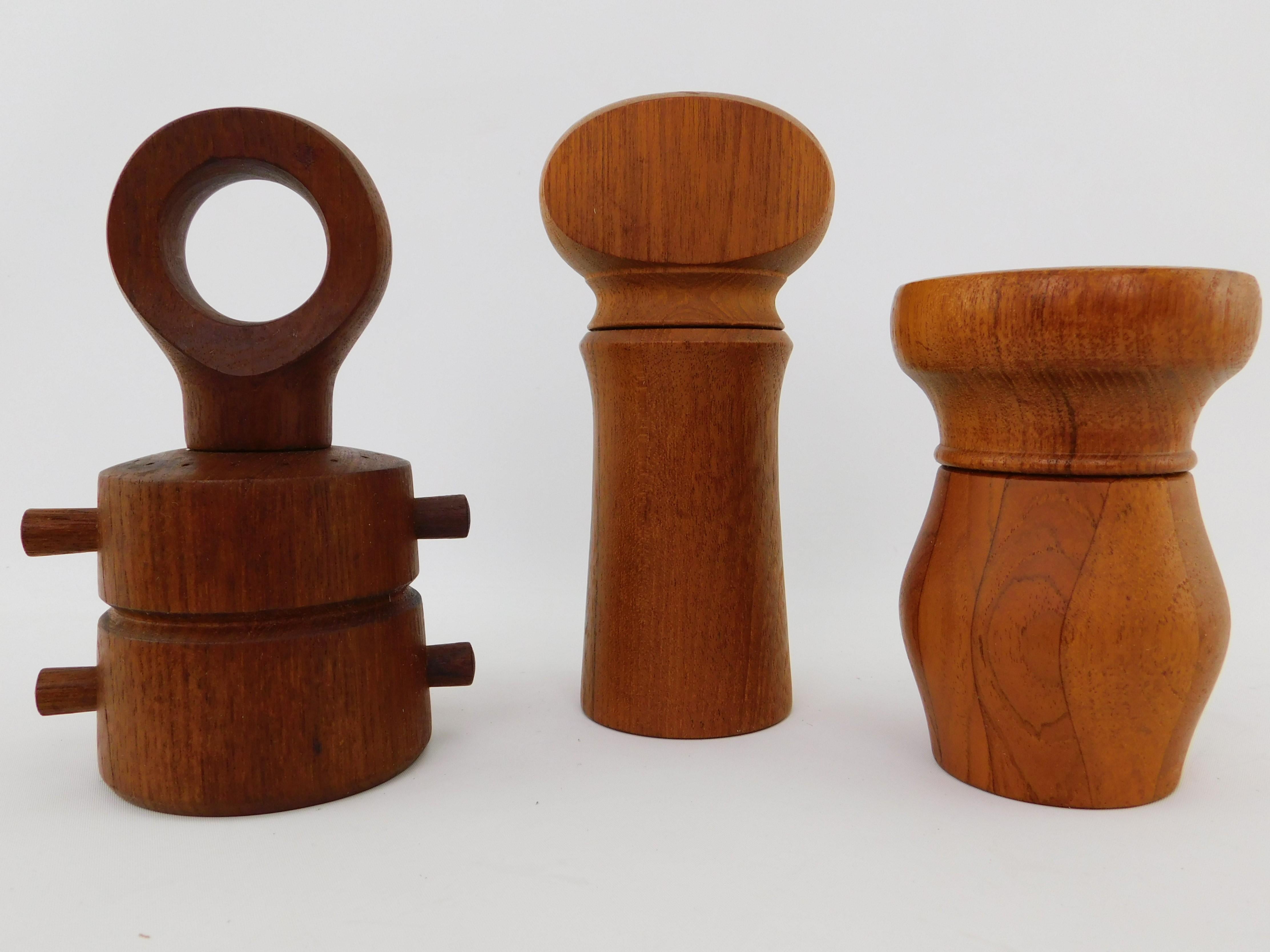 Dänisches Sechzehnteiliges Set aus Teakholz mit drei Pfeffermühlen, Mid-Century Modern im Angebot 5