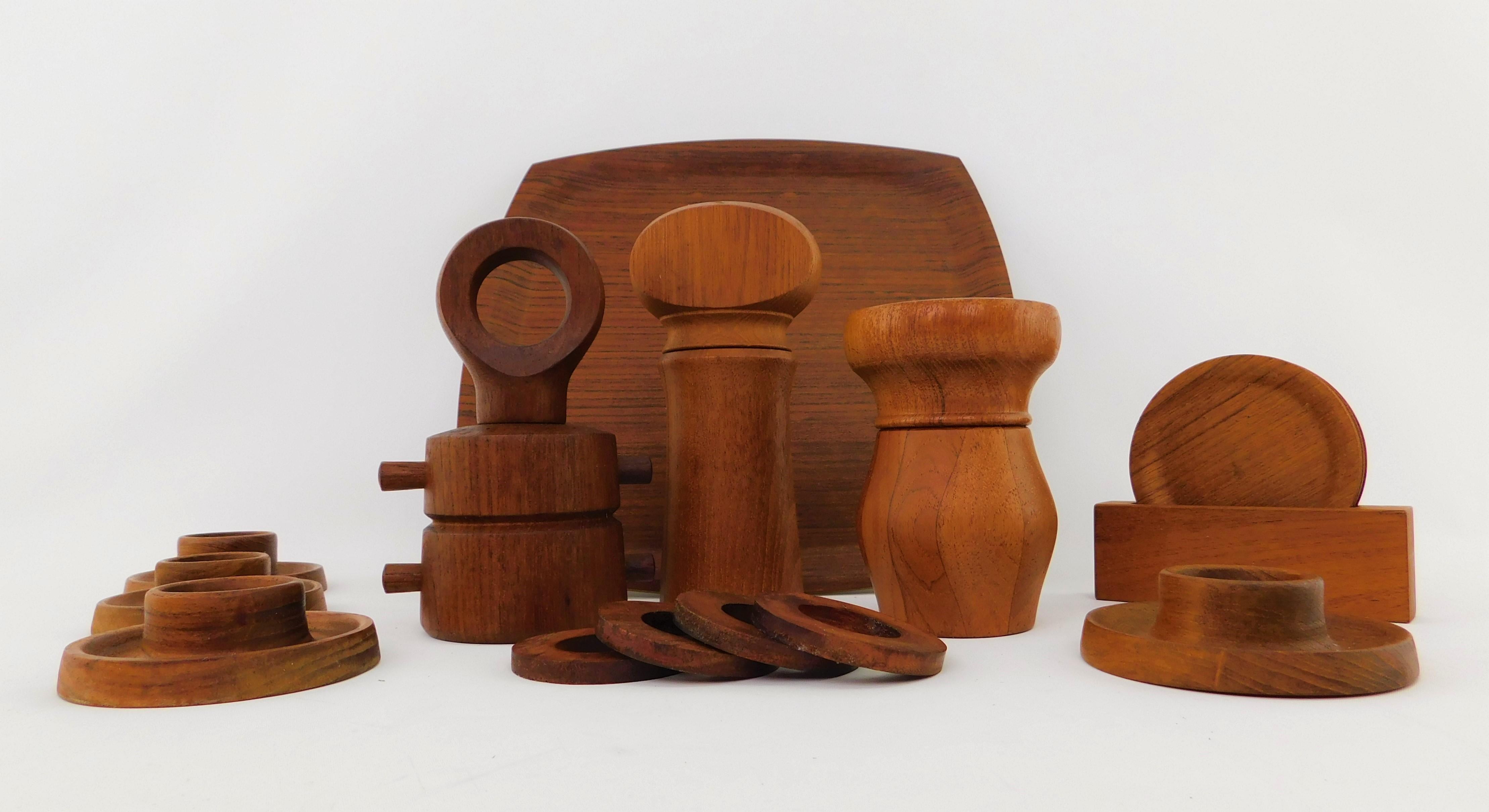 Dänisches Sechzehnteiliges Set aus Teakholz mit drei Pfeffermühlen, Mid-Century Modern (Moderne der Mitte des Jahrhunderts) im Angebot